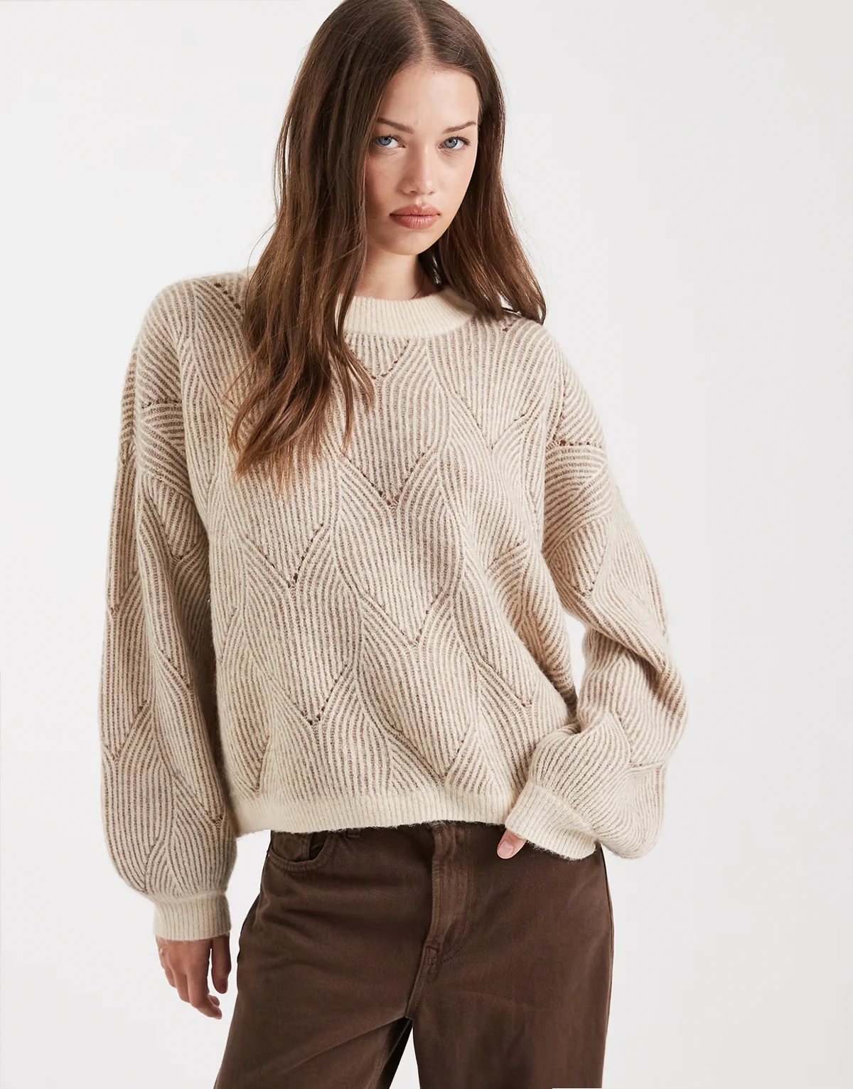 – Strickpullover in kontrastierendem Beige und Cremeweiß mit Struktur