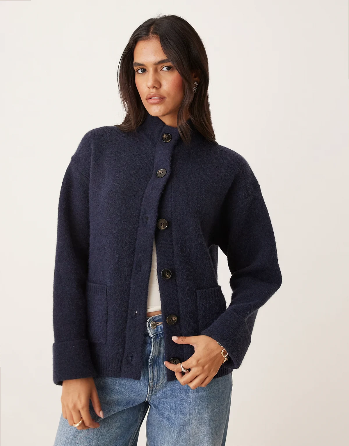 – Strickjacke in Marineblau mit Stehkragen