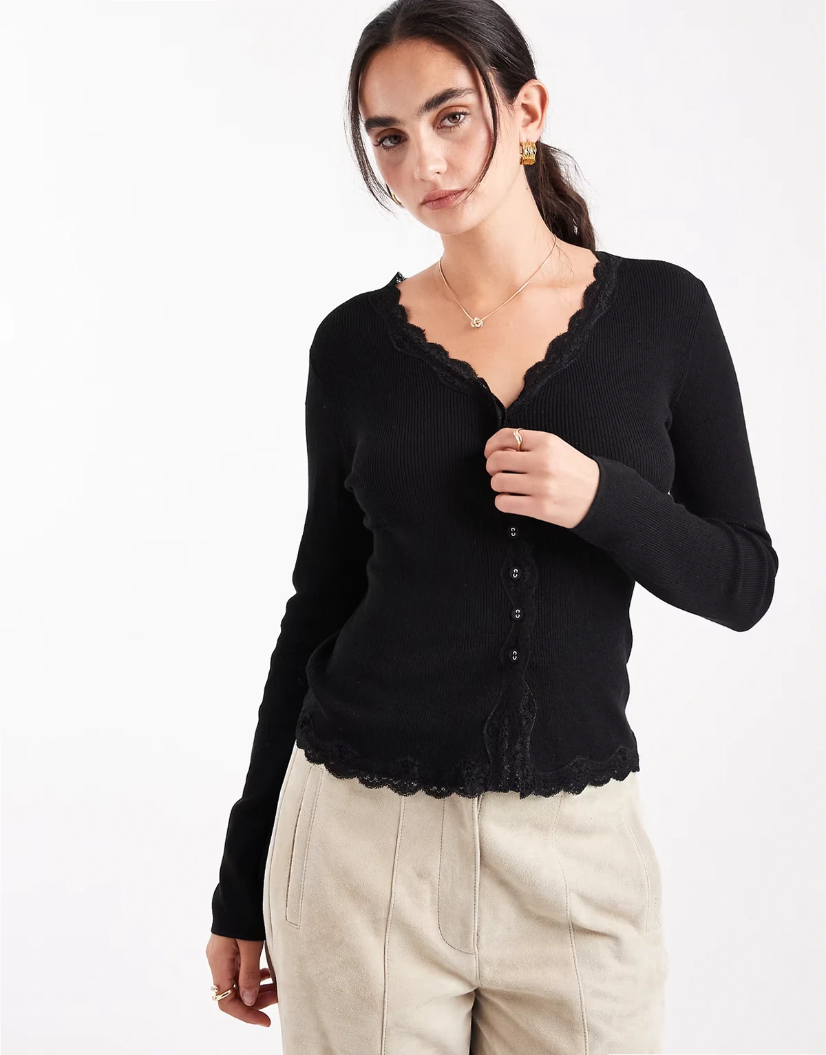 – Strickjacke in Schwarz mit Spitzenborte