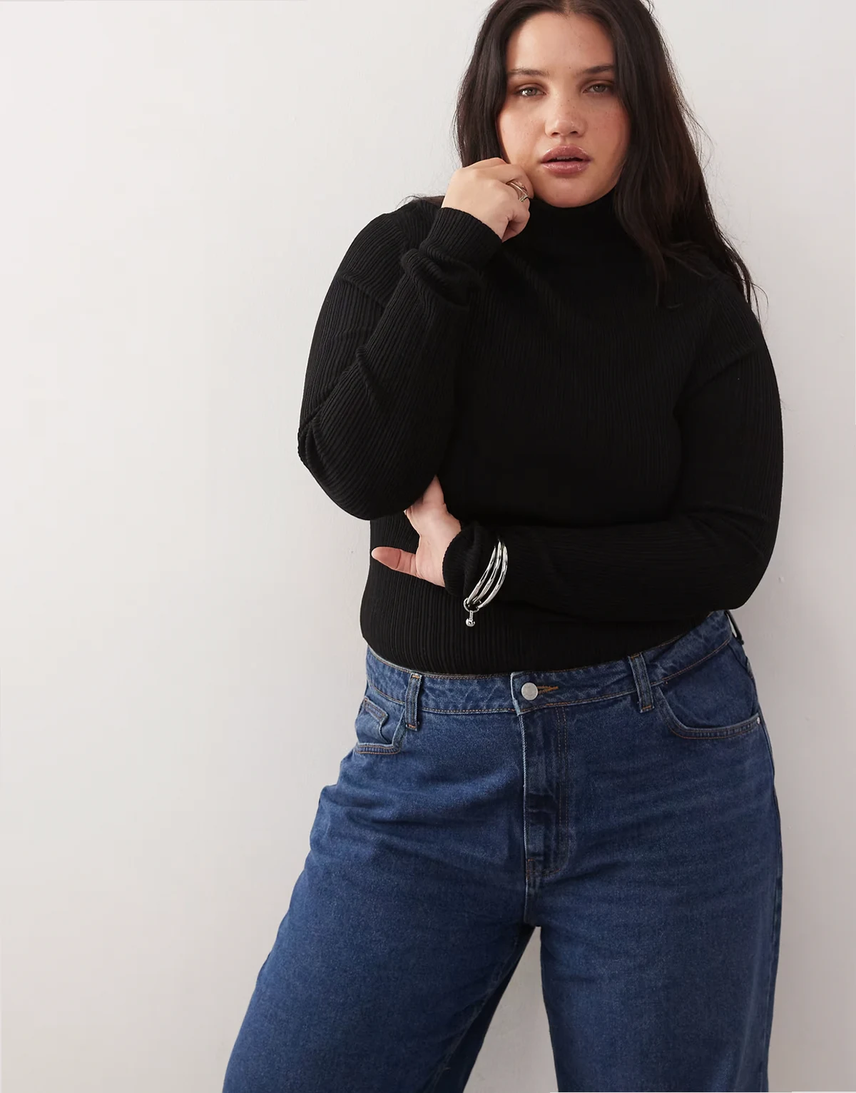 Plus – Weicher Pullover aus Rippstrick in Schwarz mit Rollkragen