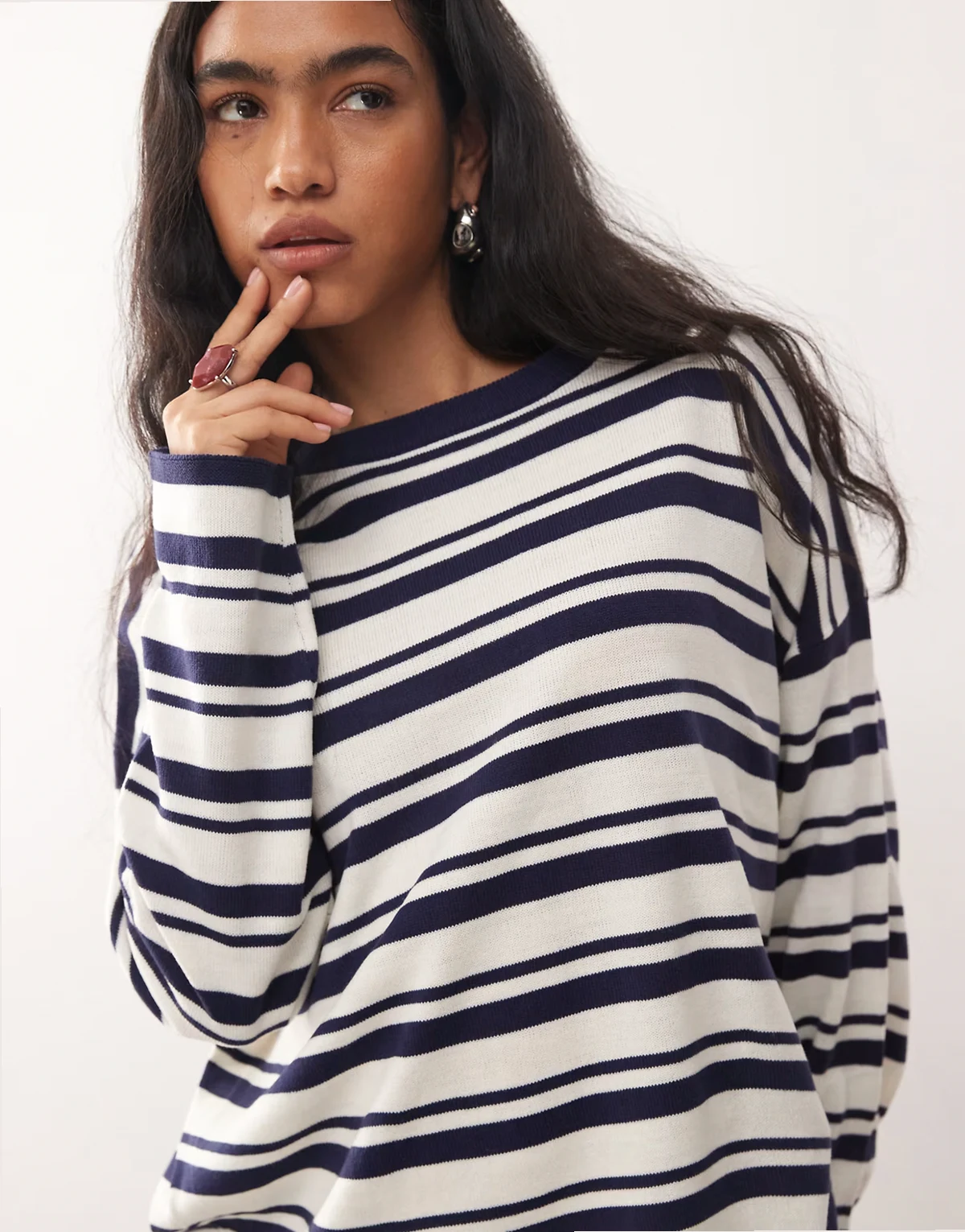 – Streifen-Pullover in Marineblau mit Rundhalsausschnitt