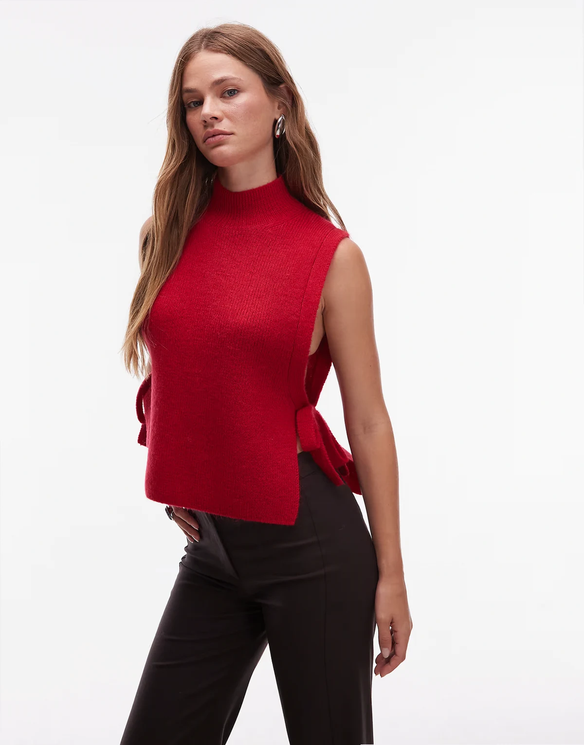 – Strickweste aus Wolle und Mohair in Rot mit Stehkragen und seitlichen Bindedetails