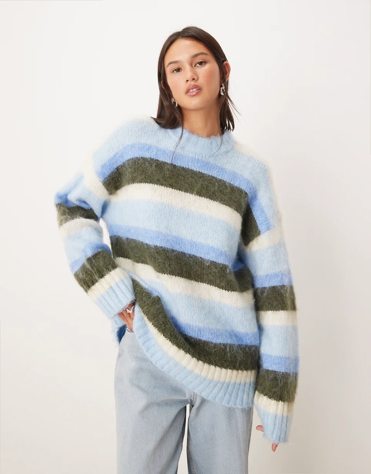 – Flauschiger, gestreifter Oversize-Pullover in Blau und Braun