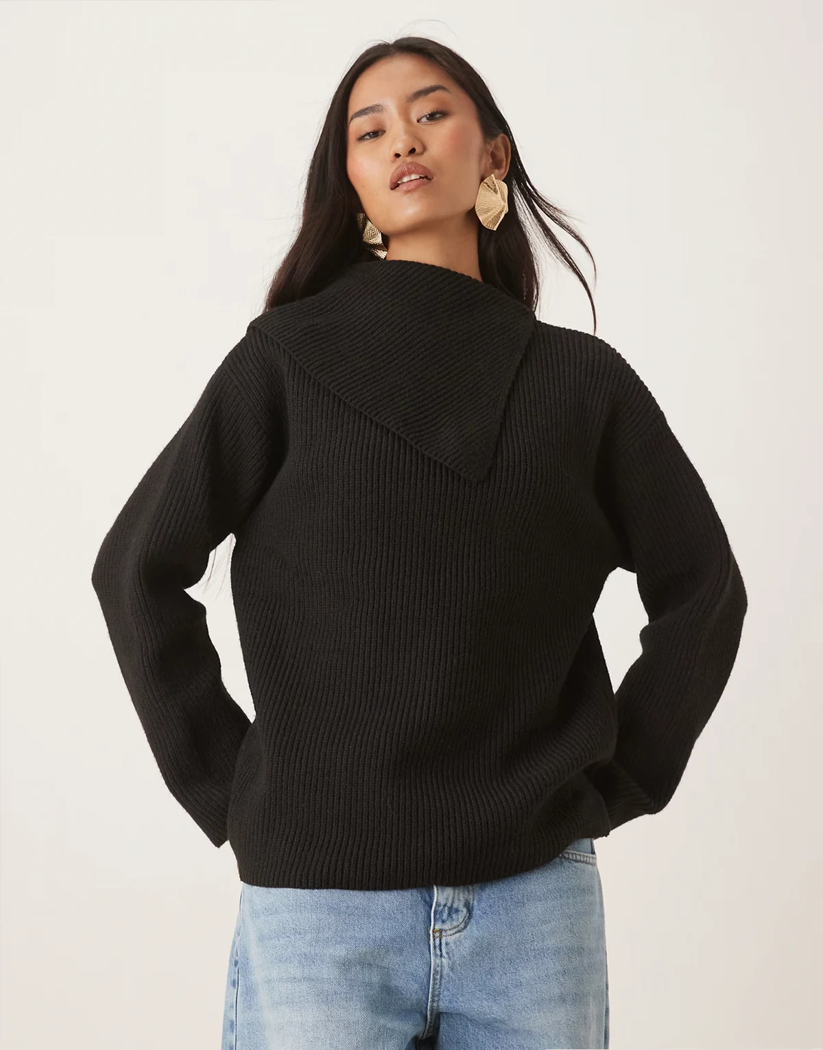 – Oversize-Strickpullover in Schwarz mit geschlitztem Ausschnitt