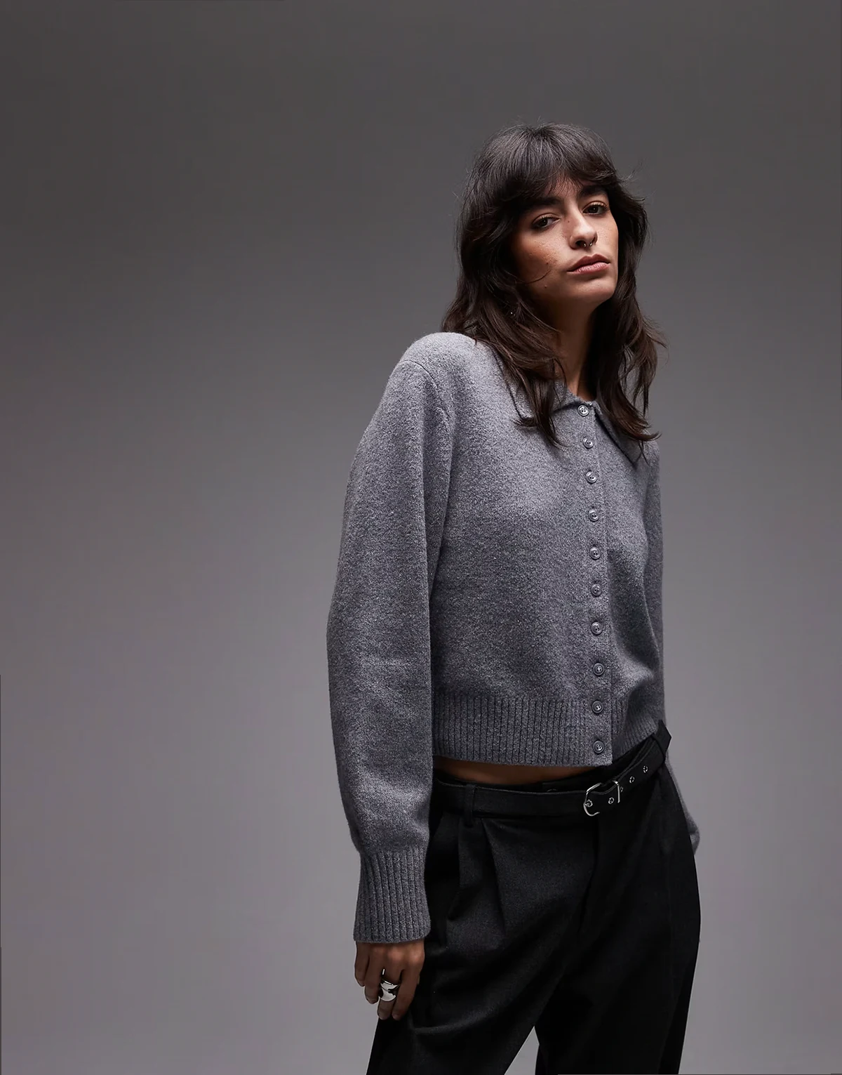 – Strickjacke in Grau mit Kragen und Knopfleiste