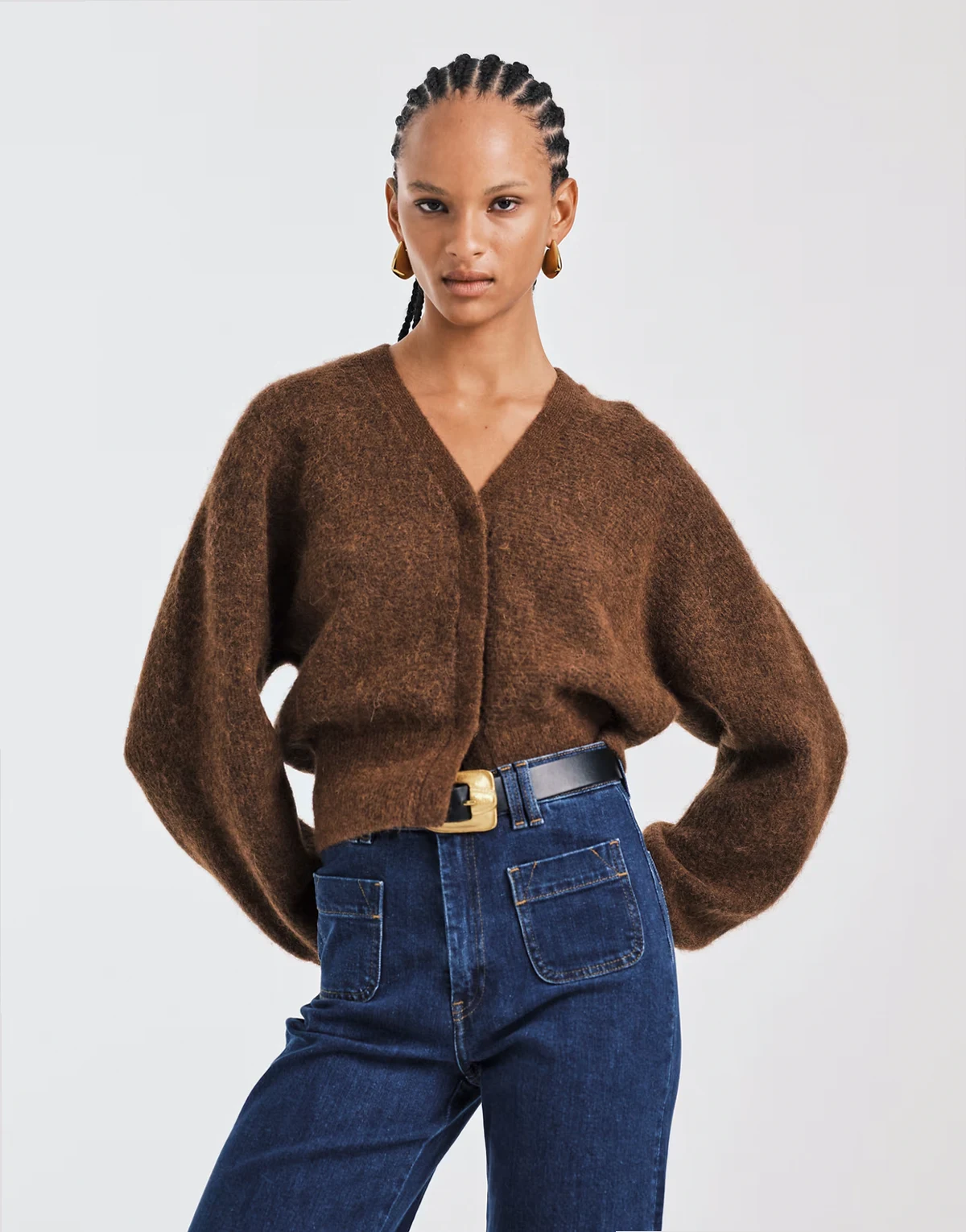 – Kurze, flauschige Strickjacke aus Alpaka-Wolle und Wolle in Braun
