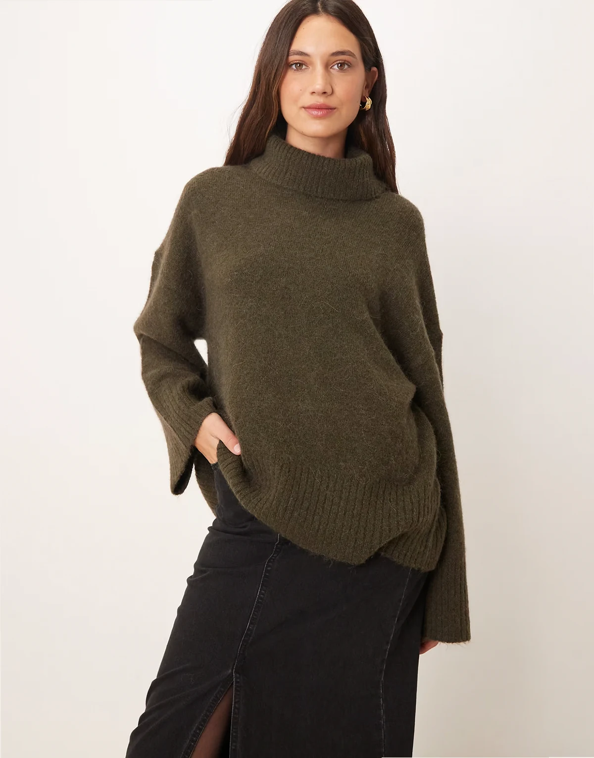 – Hochgeschlossener, langärmliger Strickpullover aus Wolle und Alpakawolle in Dunkelgrün