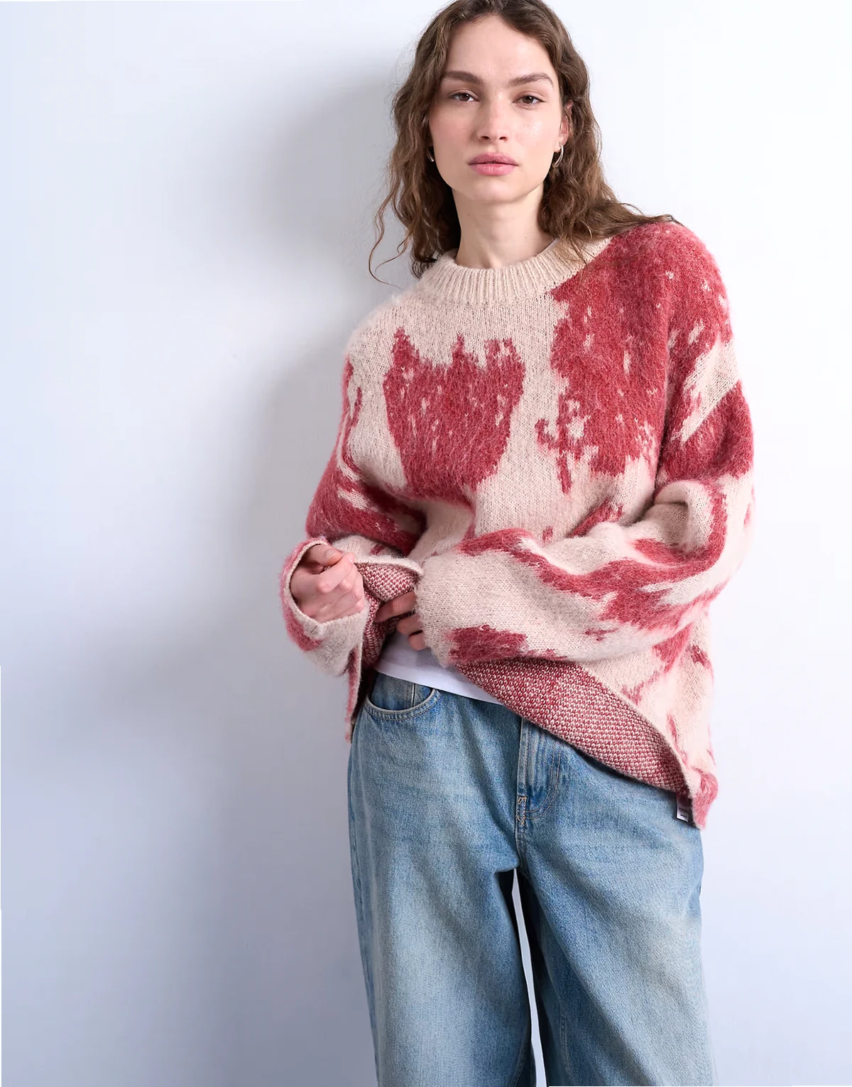 – Różowy sweter w rozmyty kwiatowy wzór