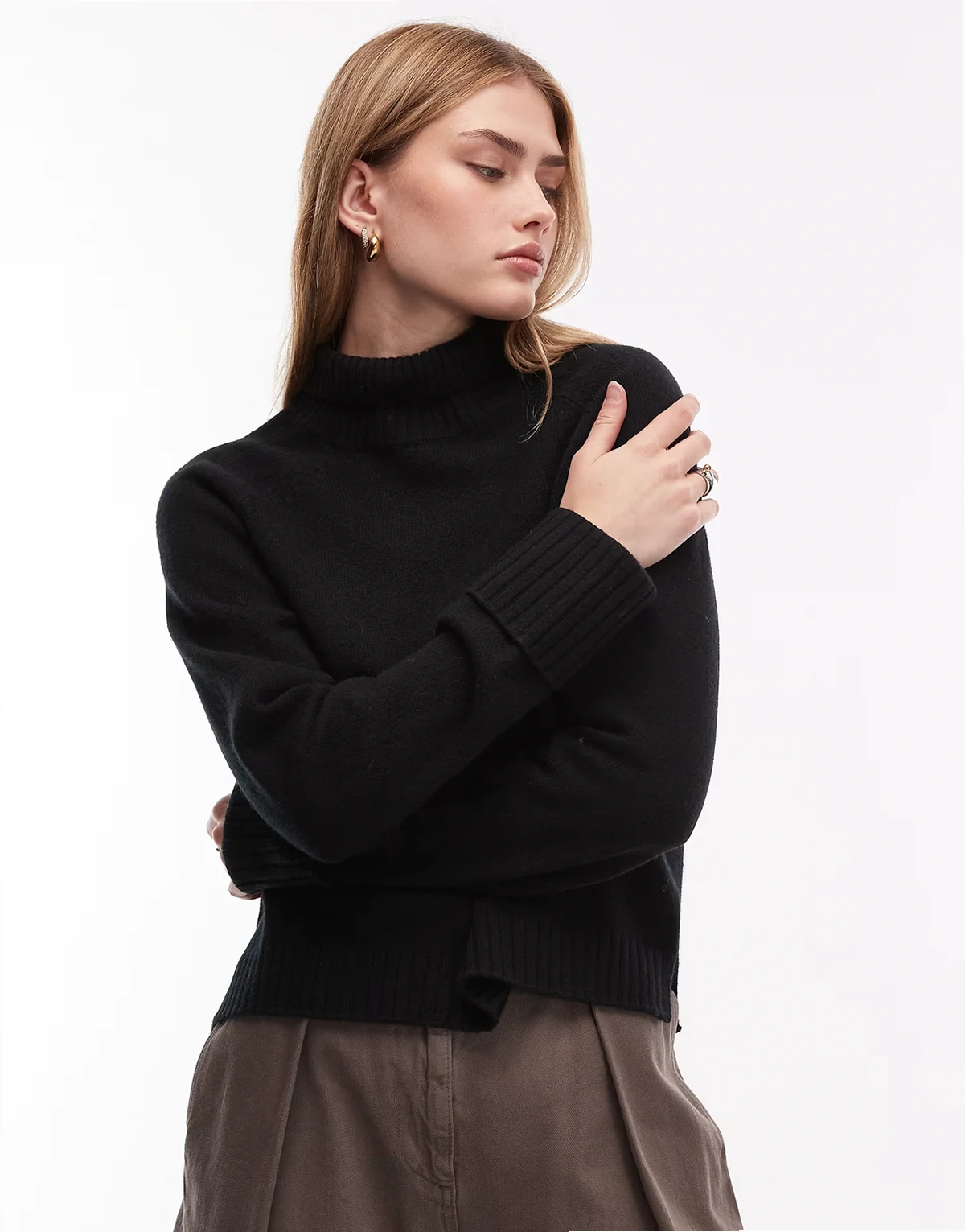 – Hochgeschlossener Wollpullover in Schwarz mit breiten Bündchen