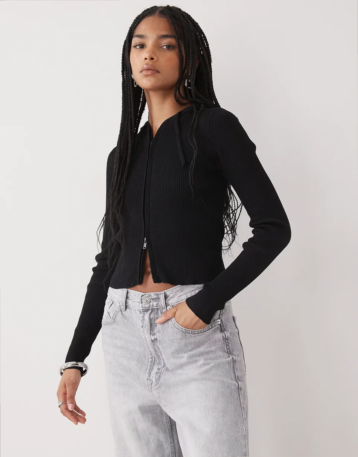 – Strickjacke in Schwarz mit Kapuze und Reißverschluss
