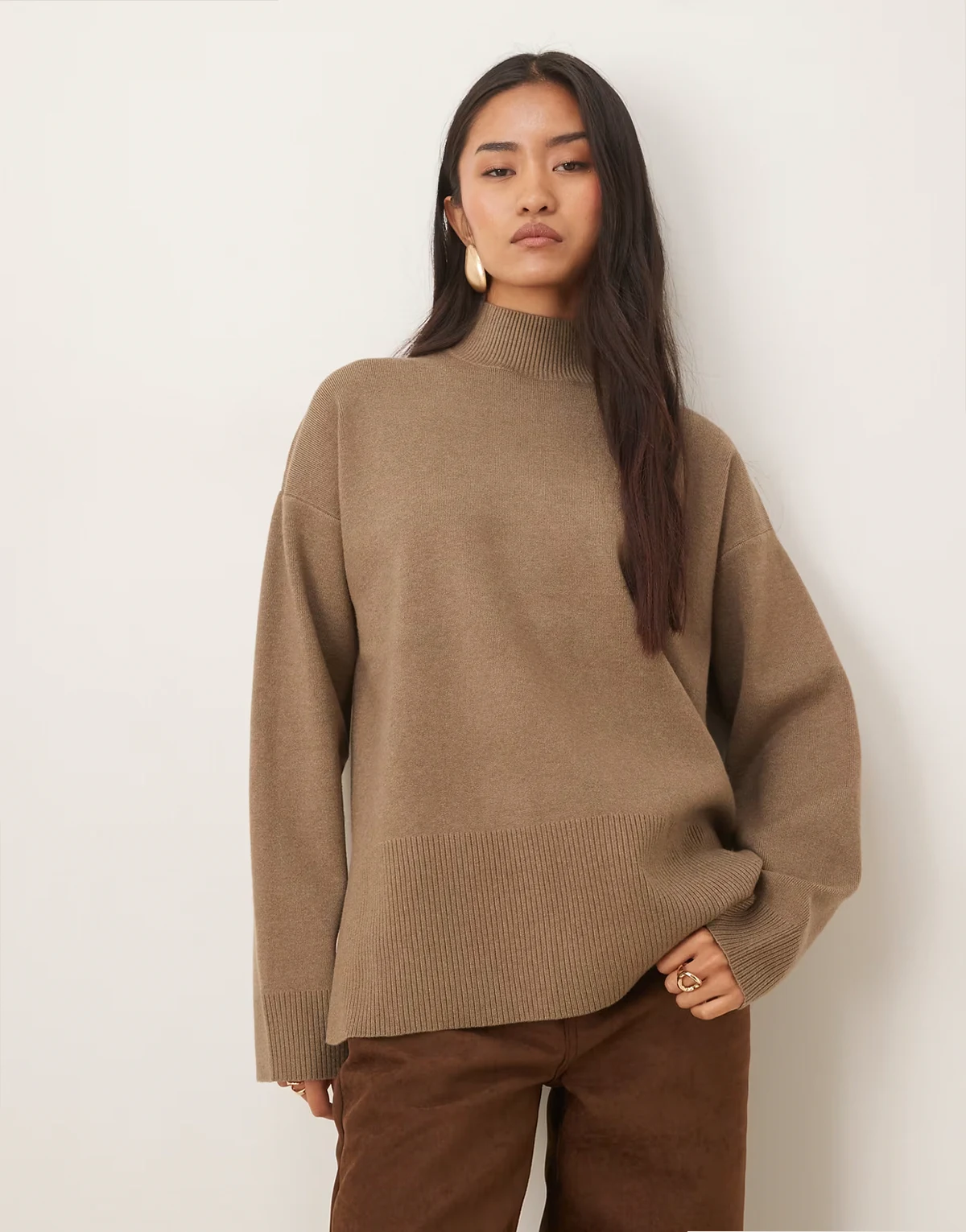 Curve – Hochgeschlossener Pullover aus Rippstrick in Taupe