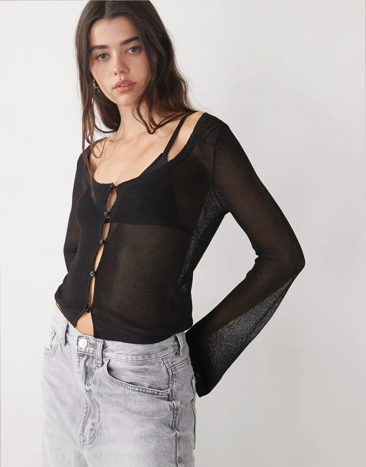– Slim Fit Strickjacke in transparentem Schwarz mit Knopfleiste