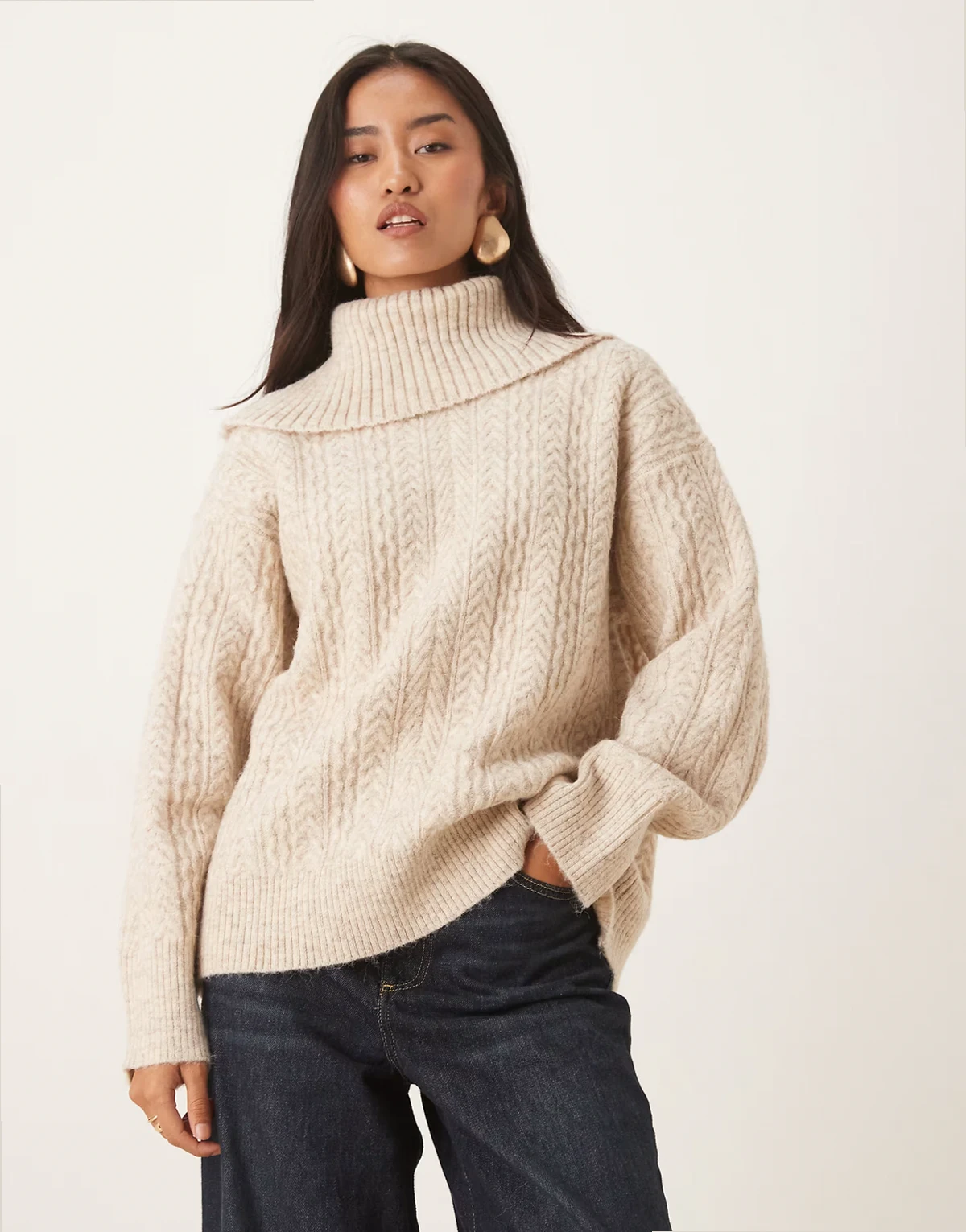 – Strickpullover in Beige mit auffälligem Rollkragen und Zopfmuster