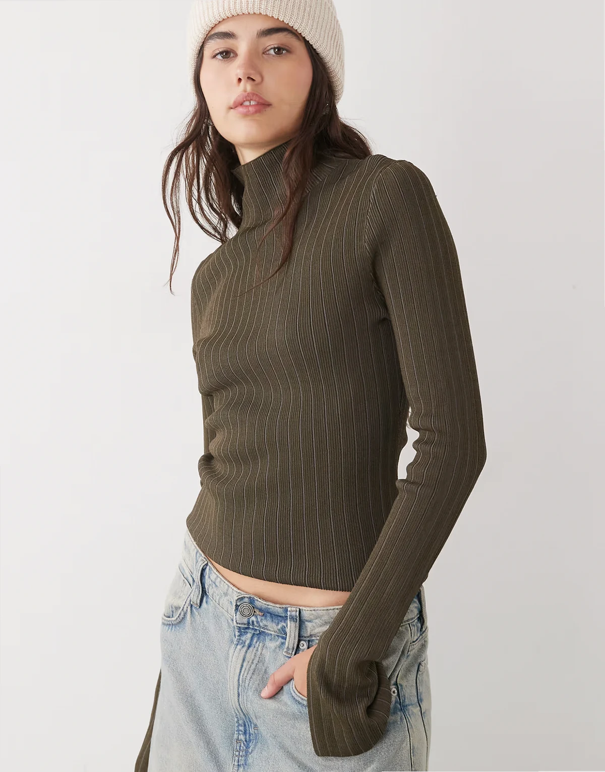 – Figurbetonter, zweifarbiger Rollkragenpullover in Khaki und Dunkelbraun, exklusiv bei ASOS