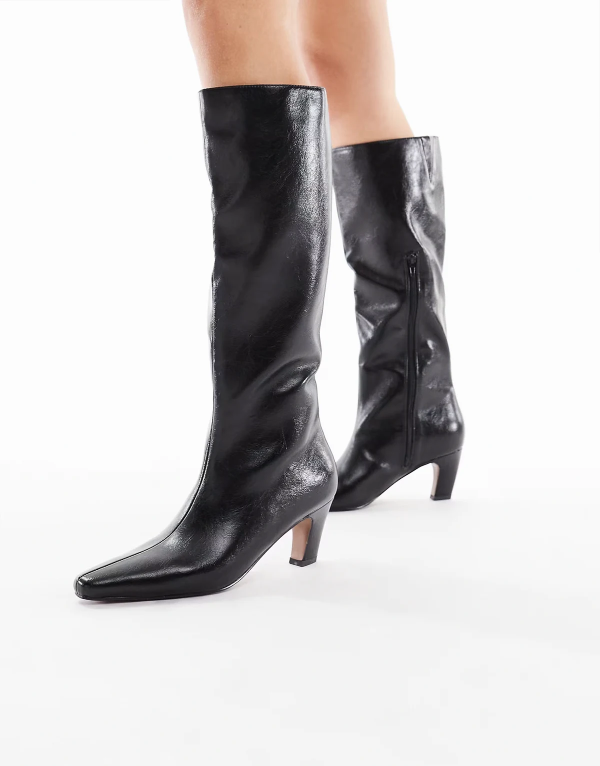 – Delia – Kniehohe Stiefel in Schwarz mit krakelierter Optik und Kitten Heel