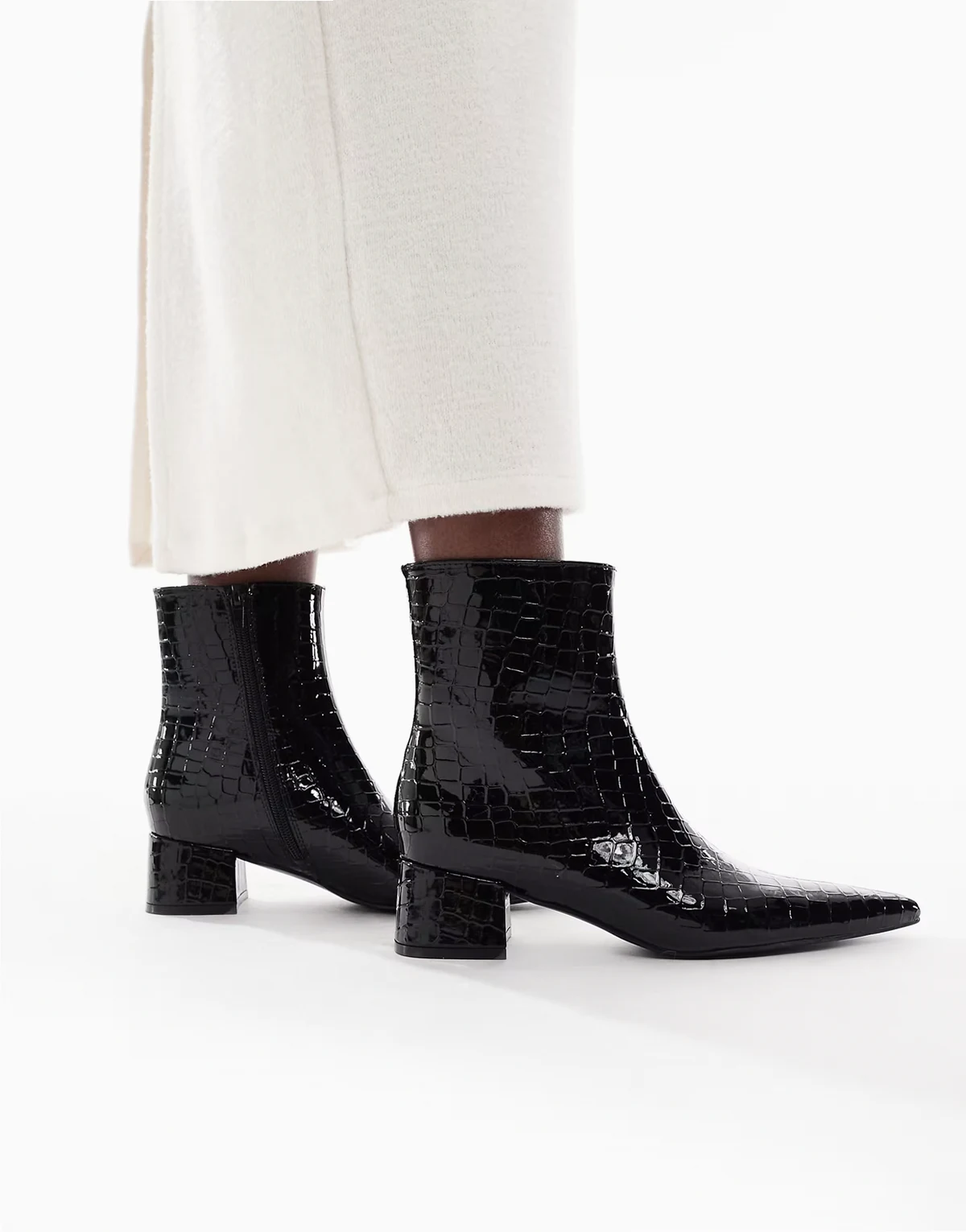 – Absatzstiefel in Kroko-Schwarz mit dicker Sohle