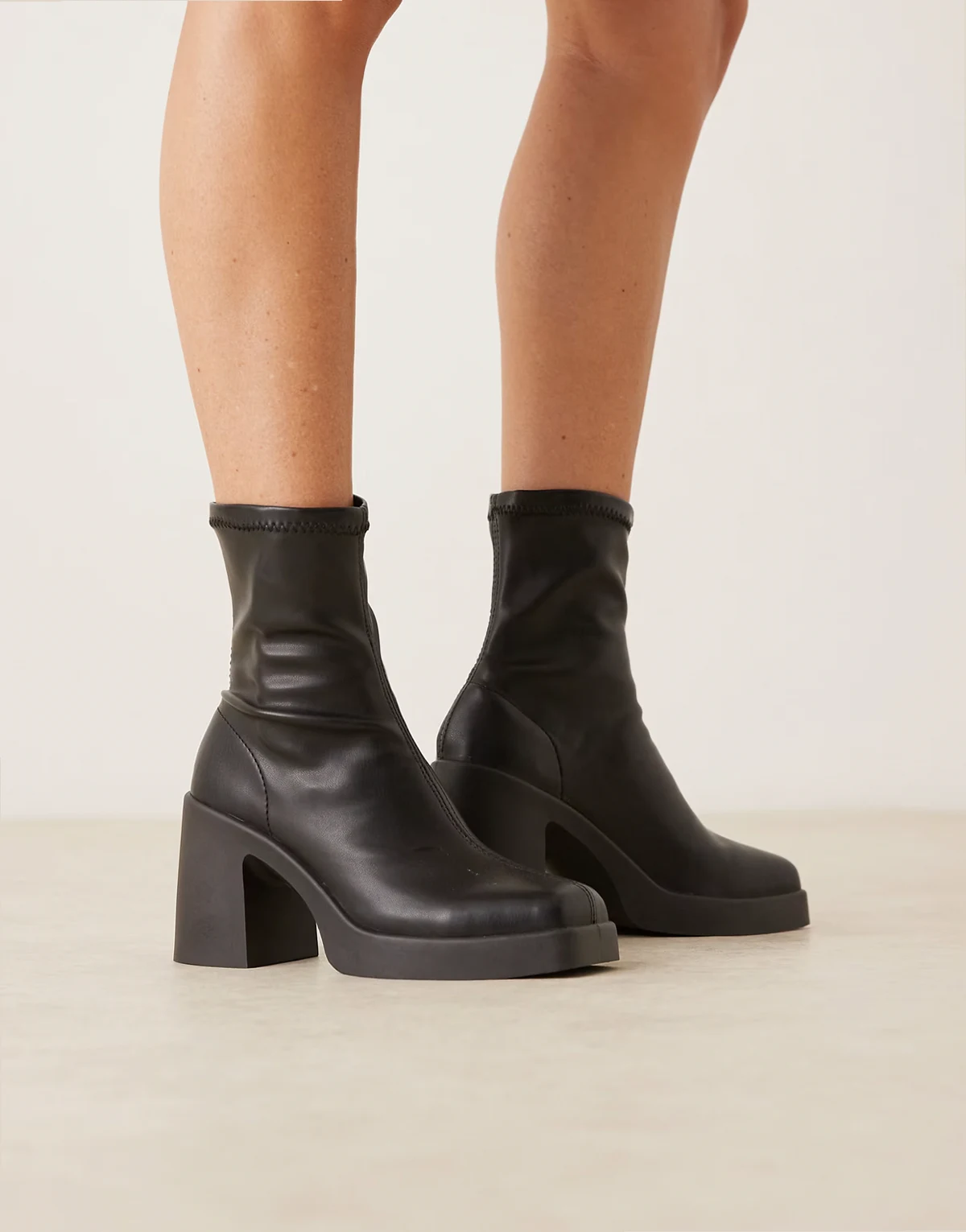 Wide Fit – Edison – Sock-Boots in Schwarz mit eckiger Zehenpartie und dickem Absatz, weite Passform