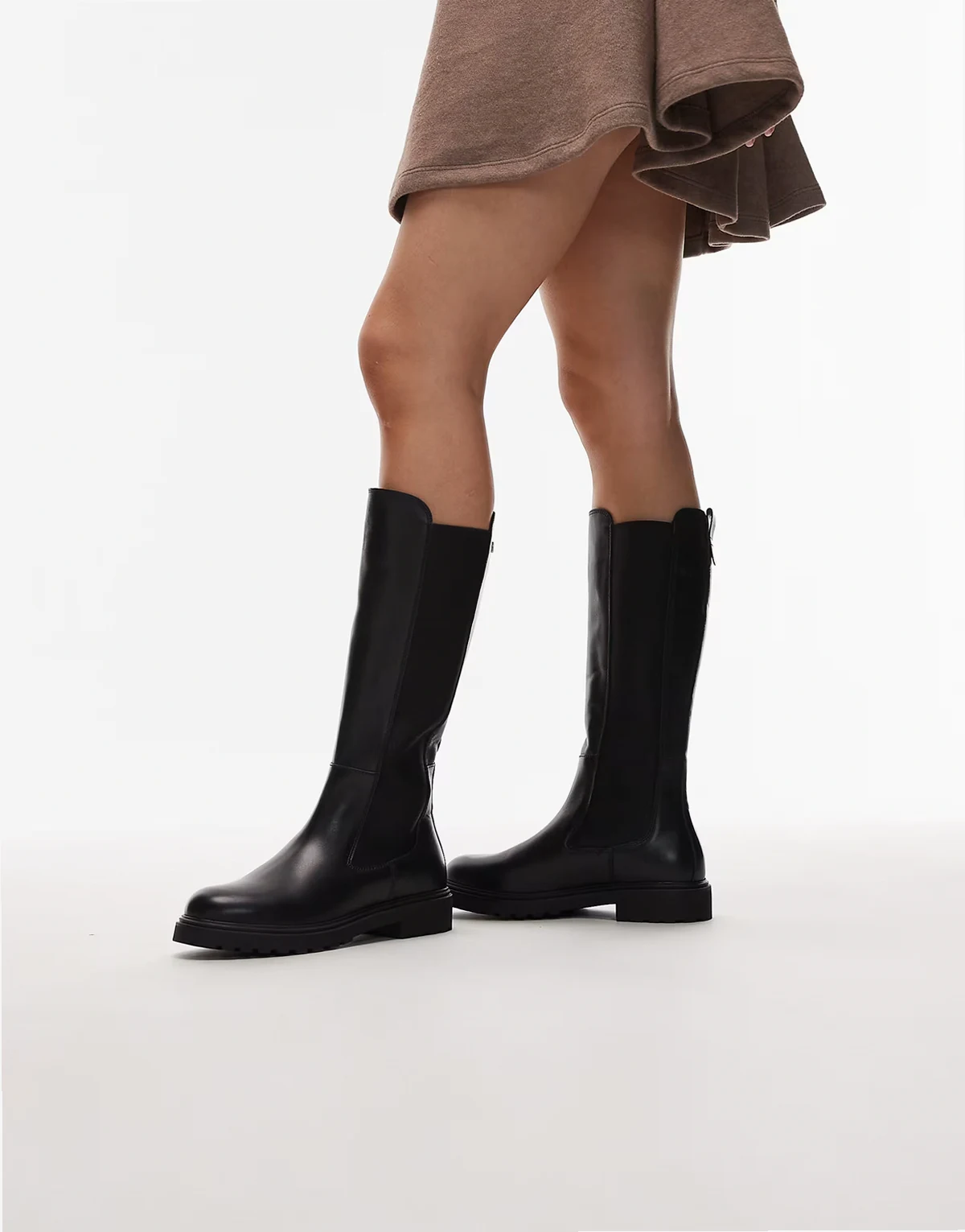 – Hohe, flache Lederstiefel in Schwarz