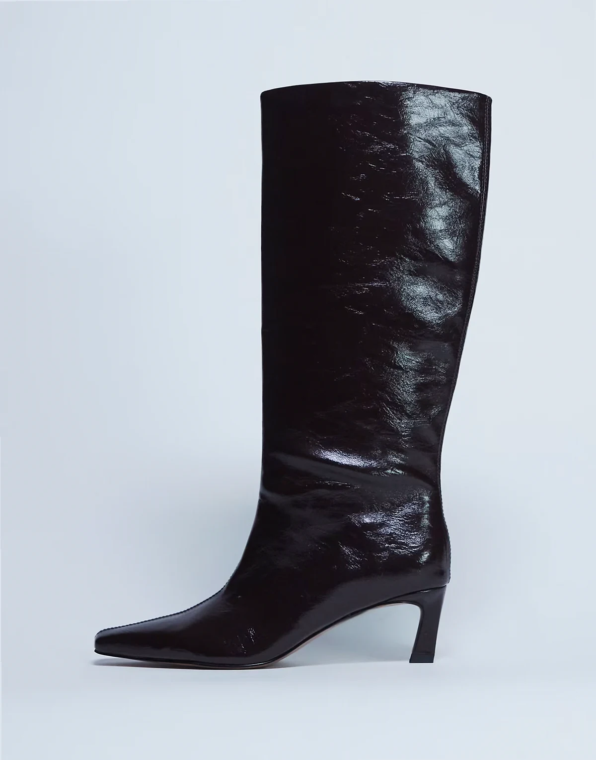 – Tanya – Kniehohe Stiefel in dunklem Schokobraun mit spitzer Zehenpartie
