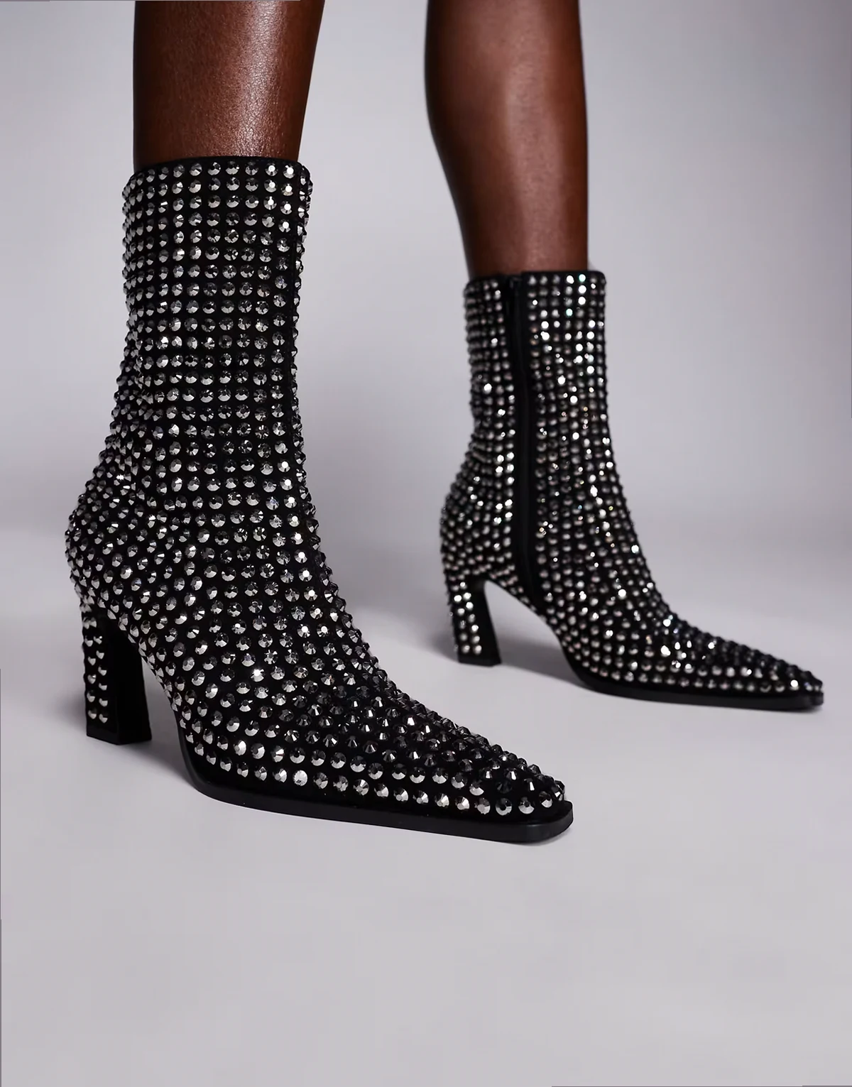 – Estella – Verzierte Ankle-Boots in Schwarz mit kantiger Zehenpartie