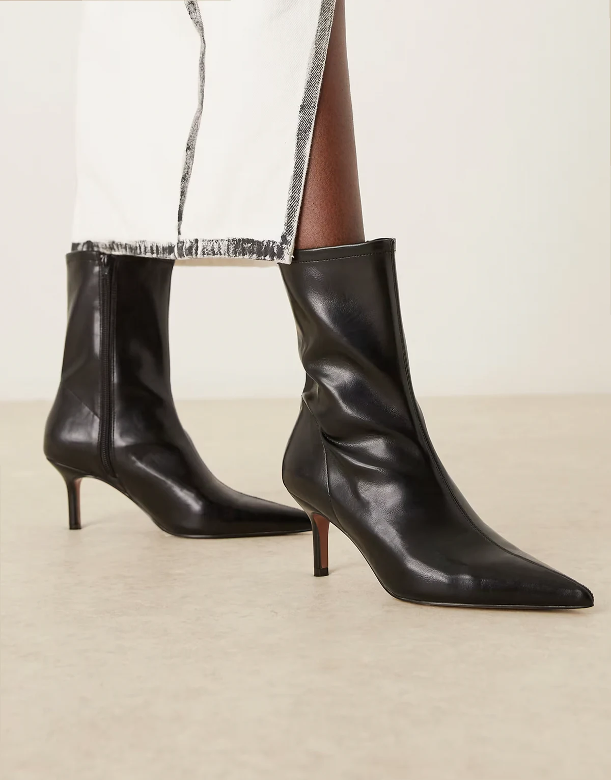 Wide Fit – Rosalind – Ankle Boots in Schwarz mit Kitten-Absatz, weite Passform