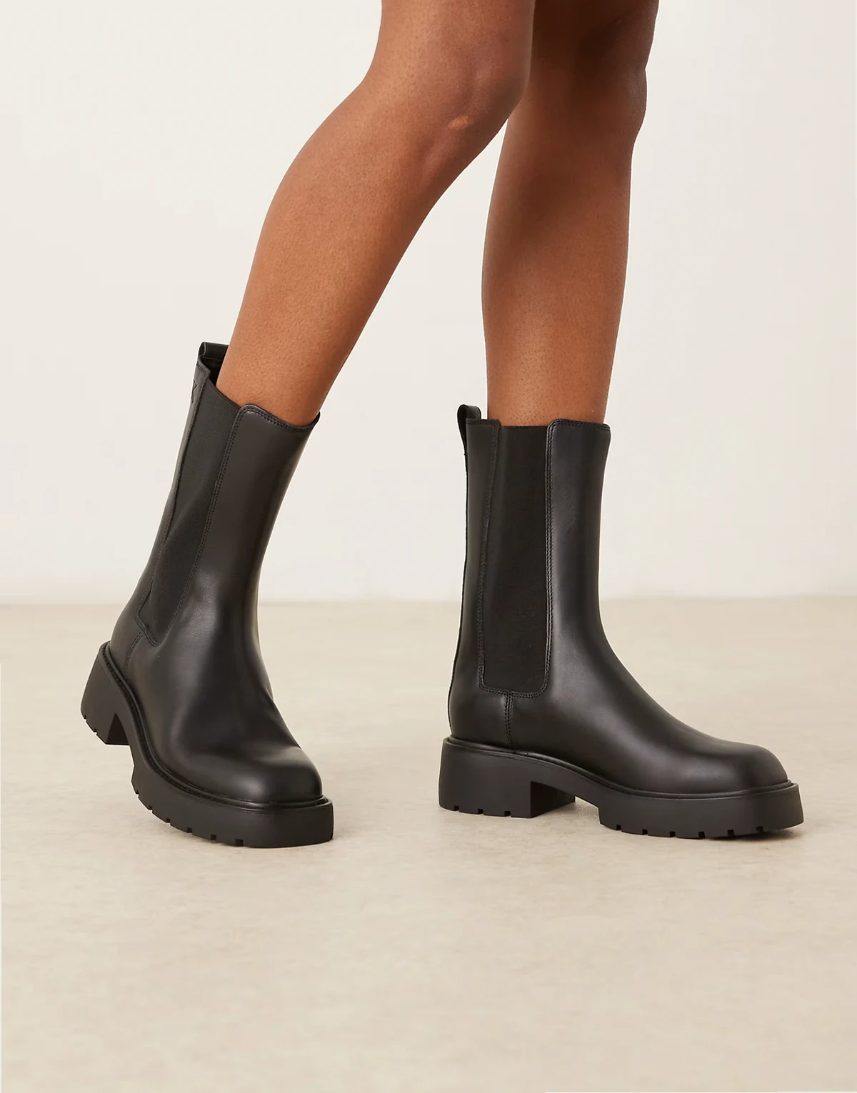 – Hohe Chelsea-Stiefel in Schwarz mit dicker Sohle