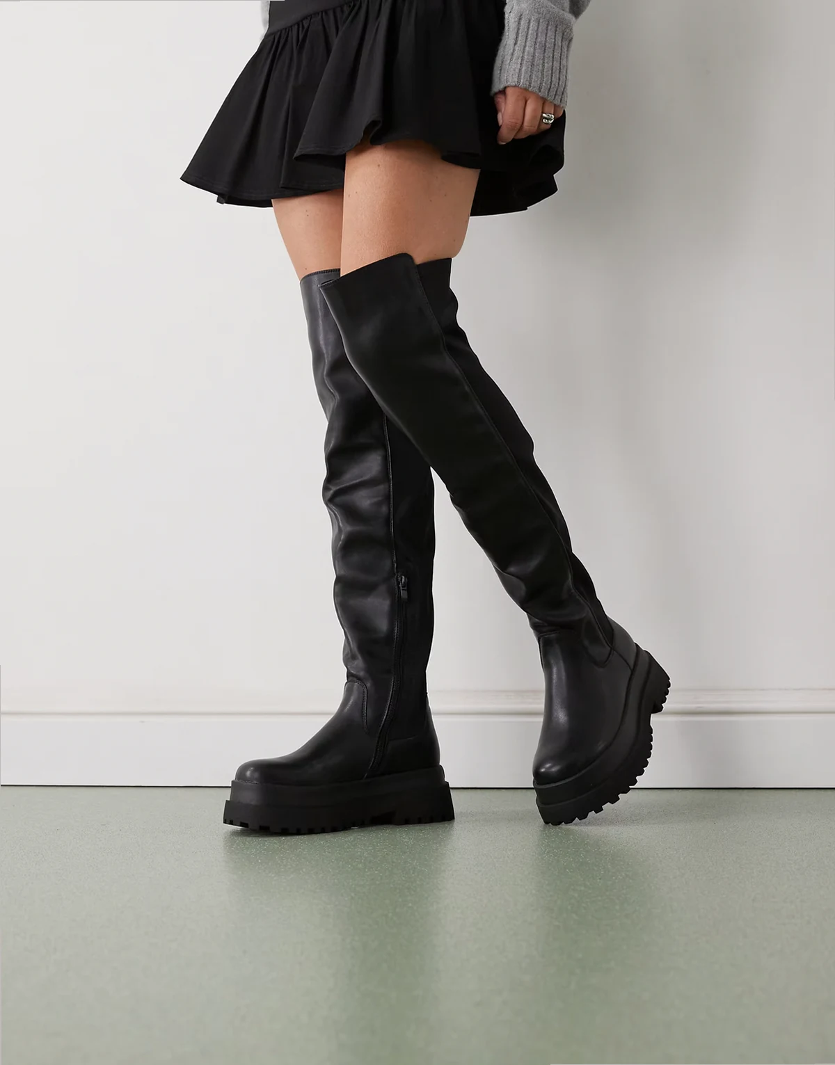 – Pluto – Overknee-Stiefel in Schwarz
