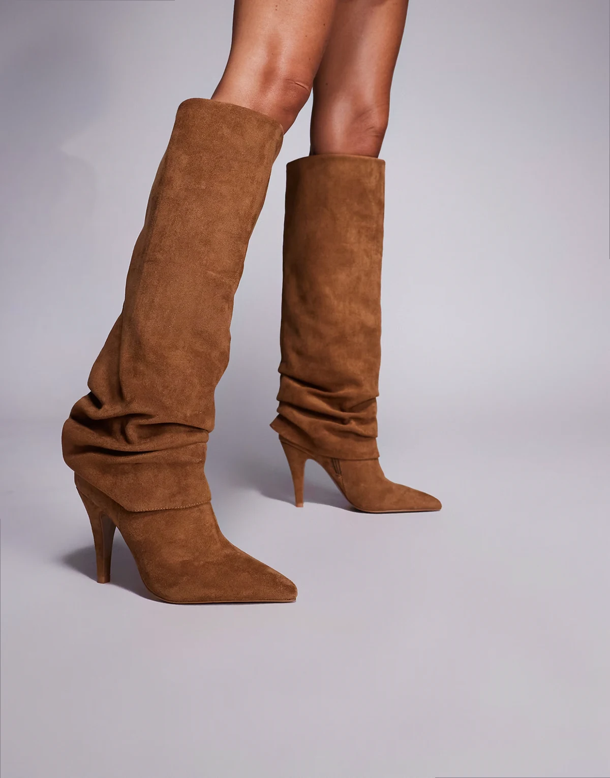 – Carissa – Kniehohe Stiefel aus Wildlederimitat in Hellbraun mit weitem Schaft und Absatz