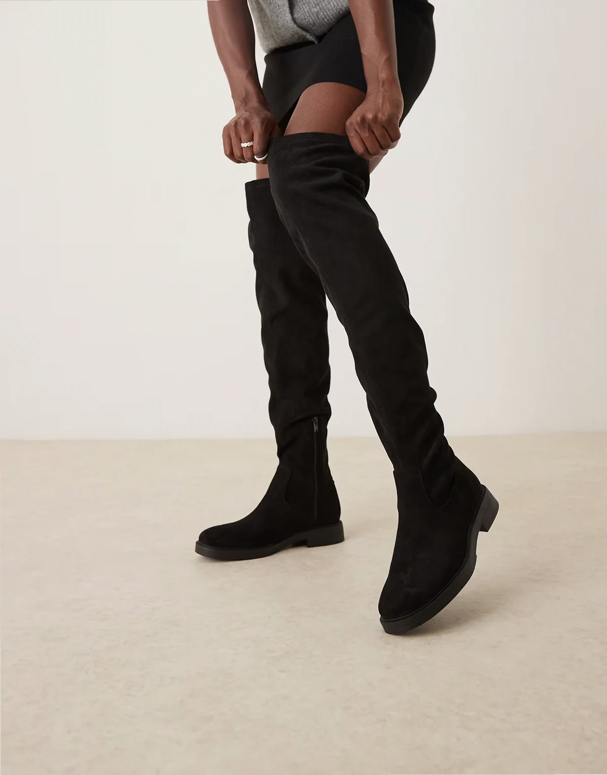 Wide Fit – Kacey – Elegante, flache Overknee-Stiefel aus Wildlederimitat in Schwarz, weite Passform
