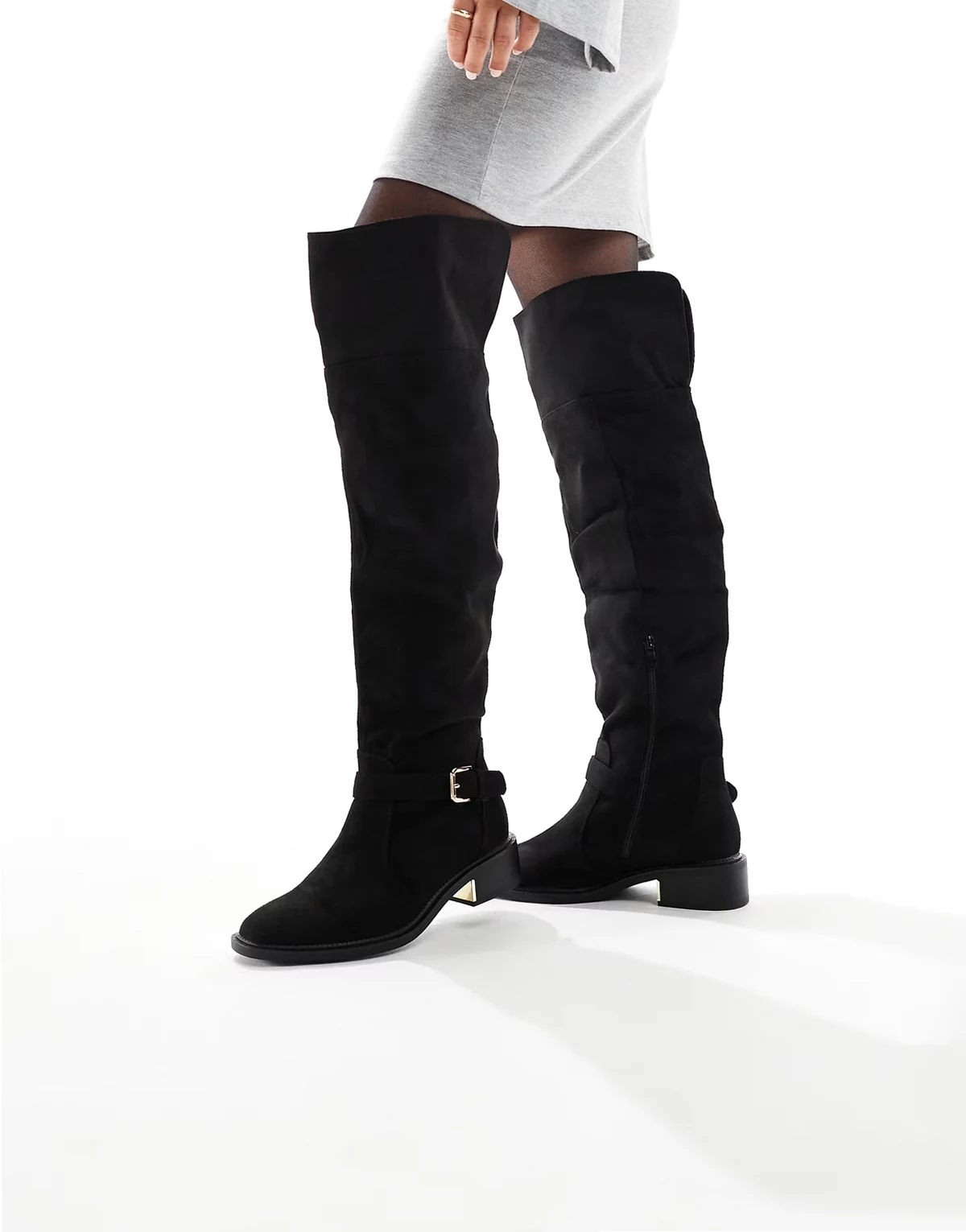 SEQWL – Wide Fit – Latte – Overknee-Stiefel in Schwarz mit Schnalle, weite Passform