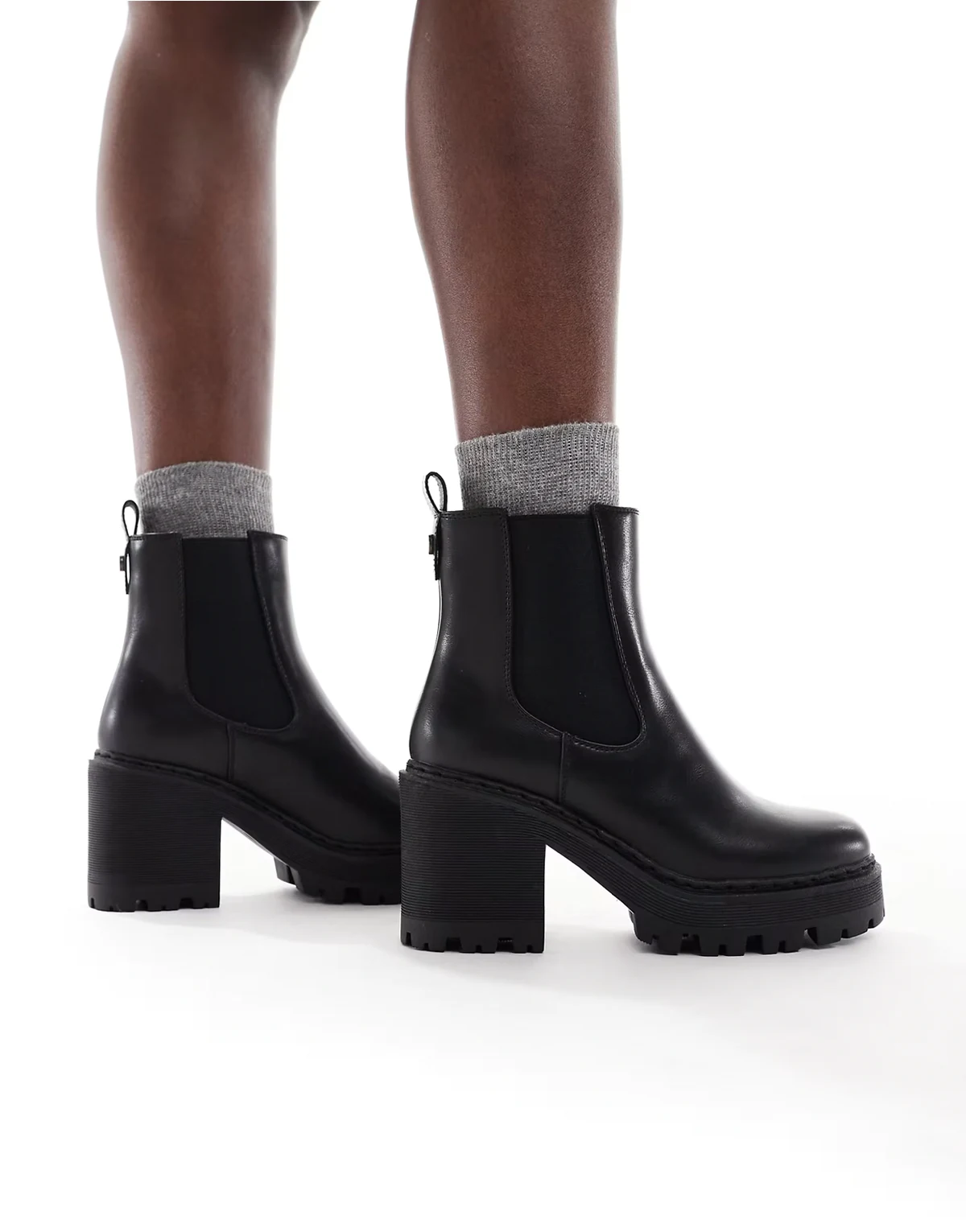 – Chelsea-Boots in Schwarz mit flauschiger Struktur und dicker Sohle, weite Passform