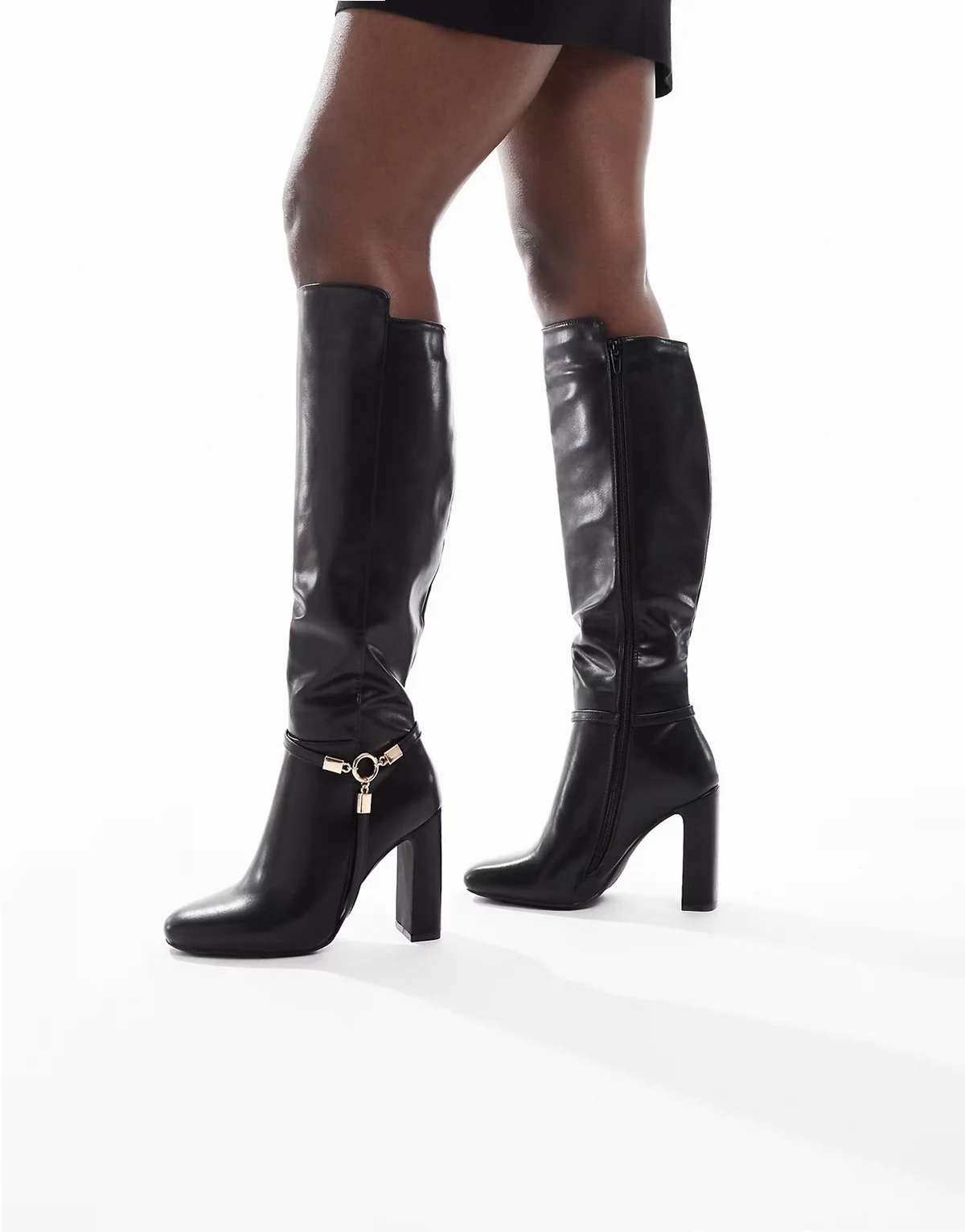 – Boost – Kniehohe Stiefel in Schwarz mit Schnallendetail