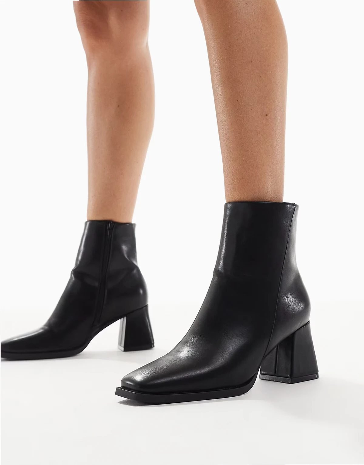 – Ankle-Boots in Schwarz mit mittelhohem Blockabsatz