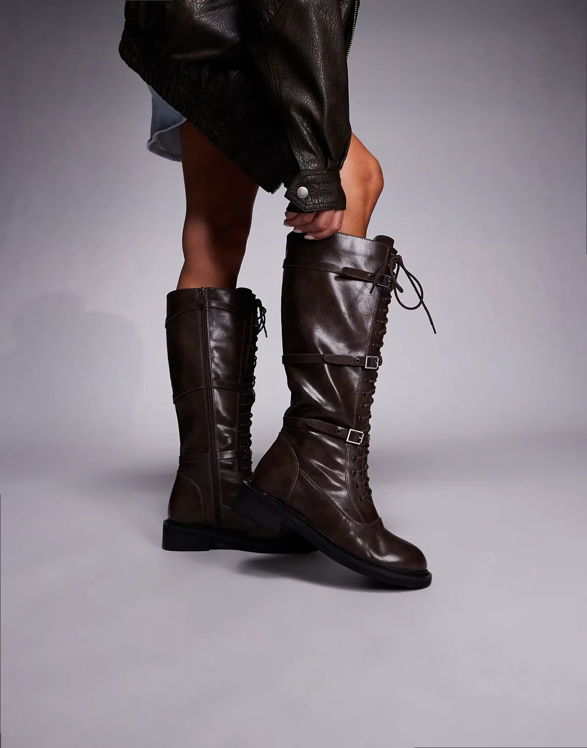 – Arun – Kniehohe Schnürstiefel in Braun