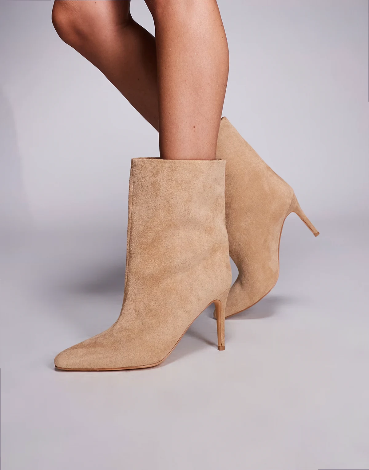 – Stiefeletten aus Wildlederimitat in Kamelbraun mit Stiletto-Absatz