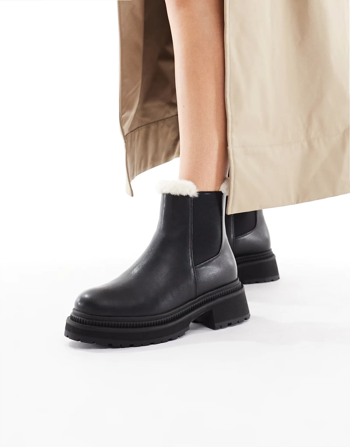 – Emma – Chelsea-Stiefel in Schwarz mit dicker Sohle und Futter aus Teddyplüsch, weite Passform