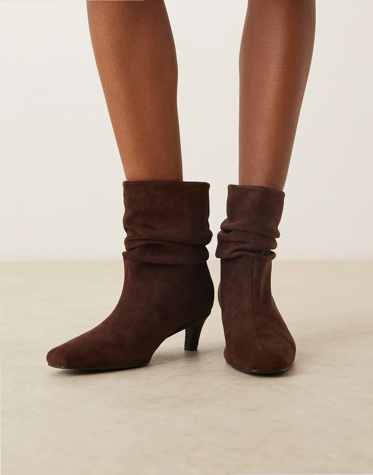 – Brązowe marszczone botki do kostki na obcasach-kaczuszkach