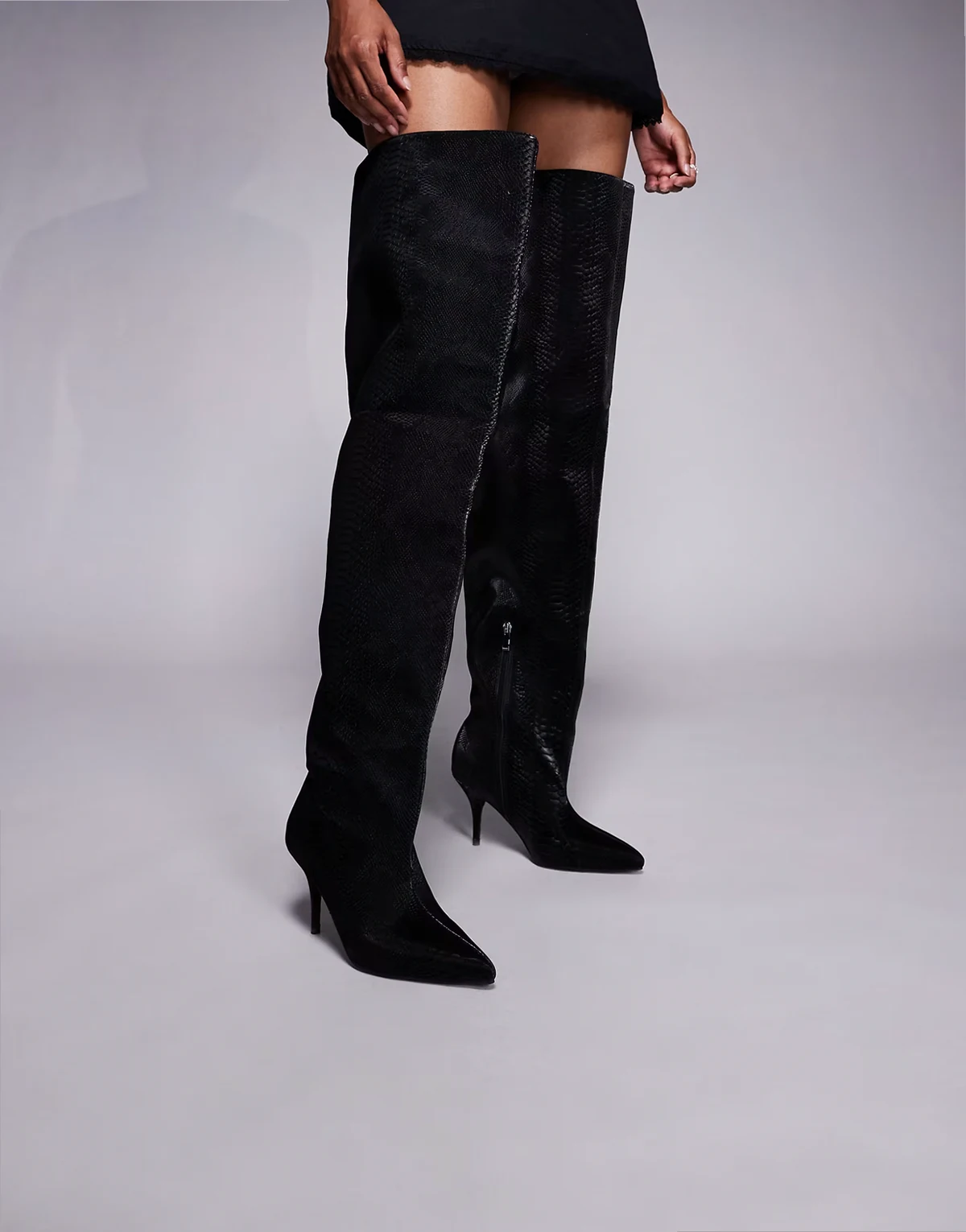 – Halina – Schwarze Overknee-Stiefel mit gerafftem Design und Schlangenmuster