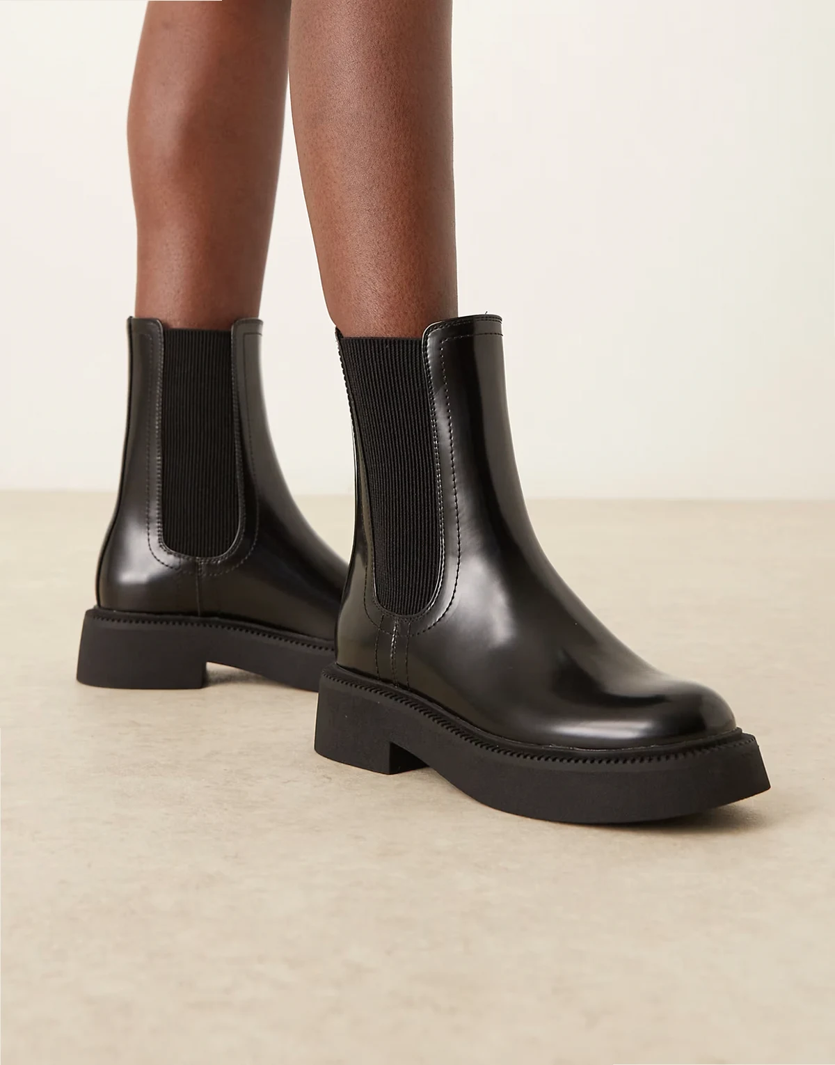 – Andy – Flache Chelsea-Stiefel in Schwarz mit dicker Sohle