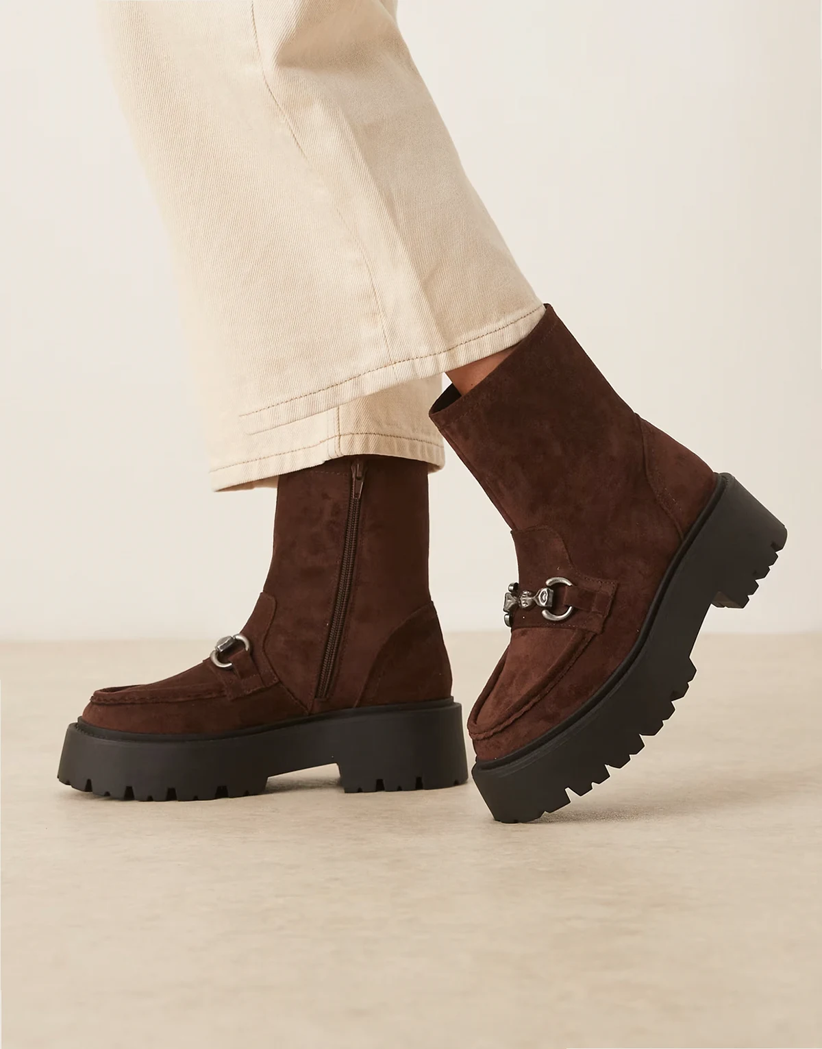 – April – Loafer-Ankle-Boots aus Wildlederimitat in Schokobraun mit dicker Sohle