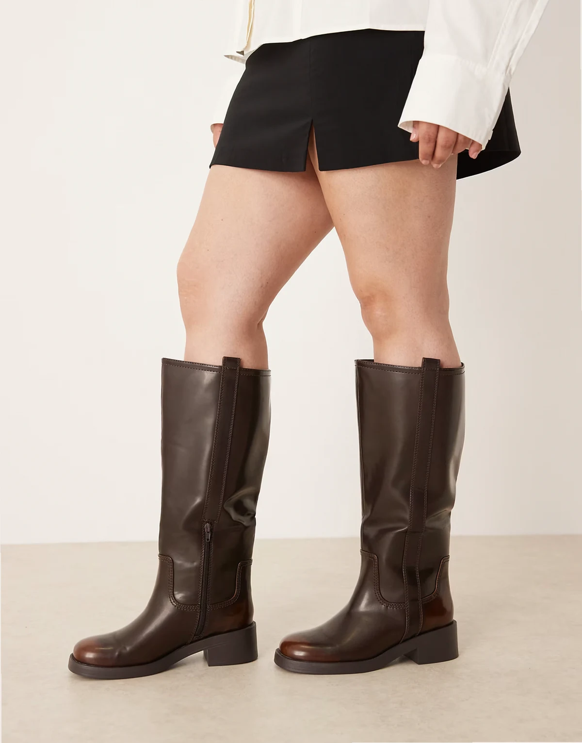 Curve – Conan – Klobige Schlupfstiefel in Schokobraun