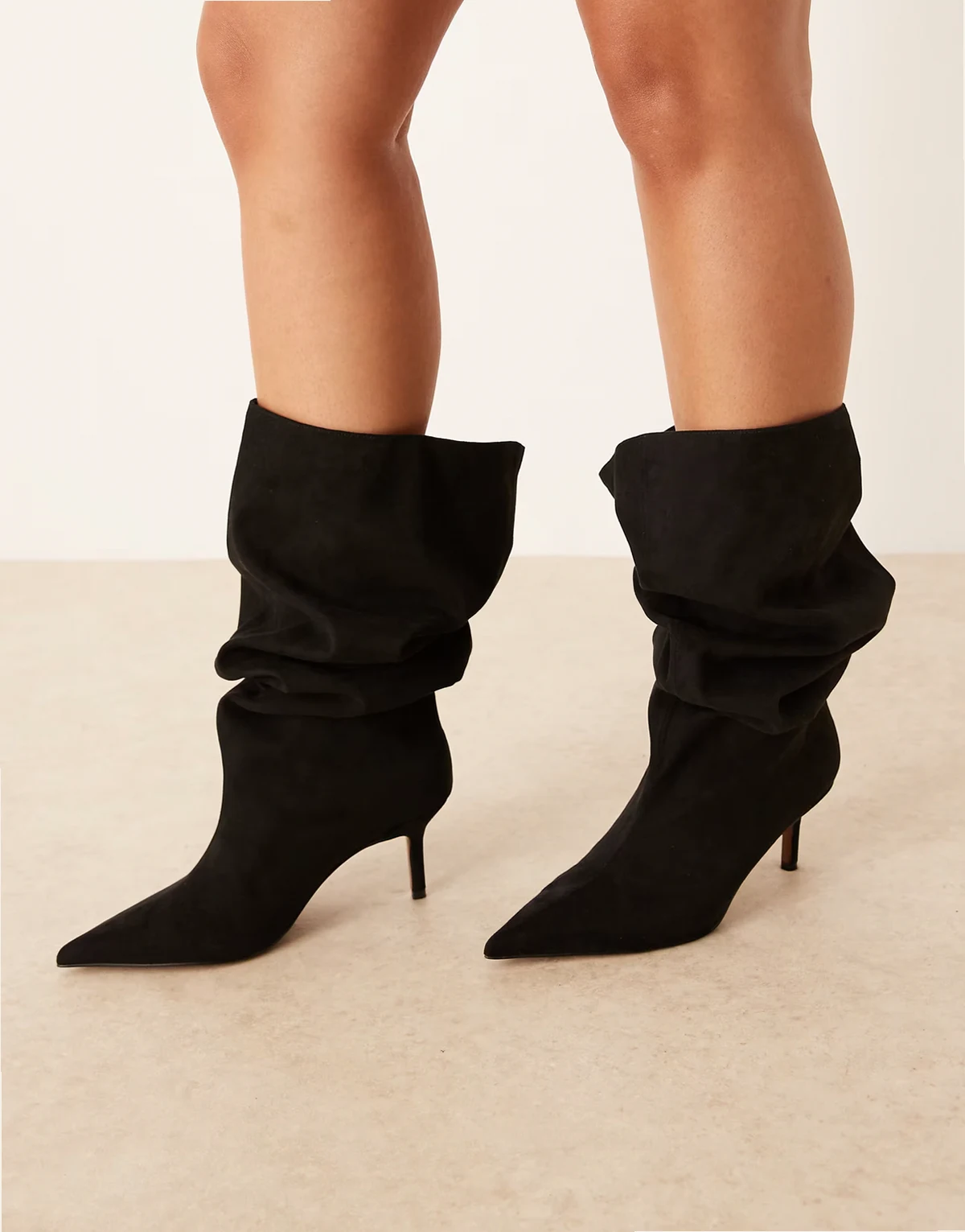 Curve – Cydney – Lockere, kniehohe Schlupfstiefel in Schwarz aus Wildlederimitat