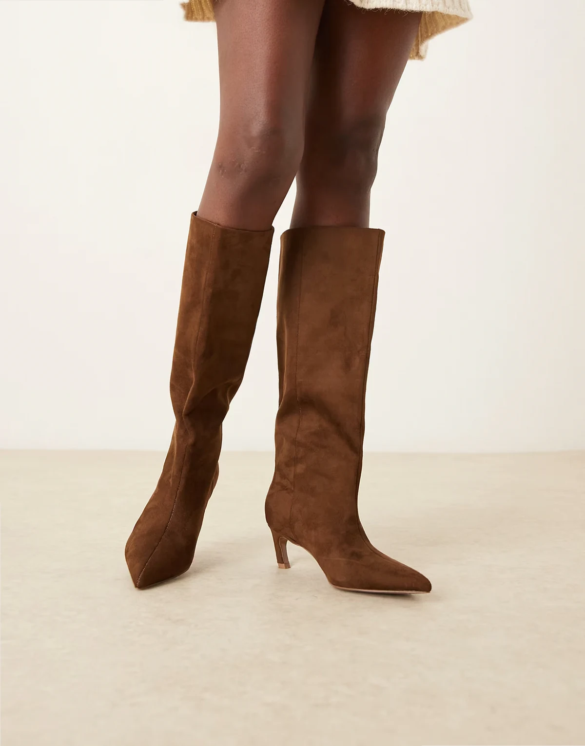 Wide Fit – Carmel – Kniehohe Wildlederimitat-Stiefel zum Hineinschlüpfen in Schokobraun mit Kitten-Heel, weite Passform
