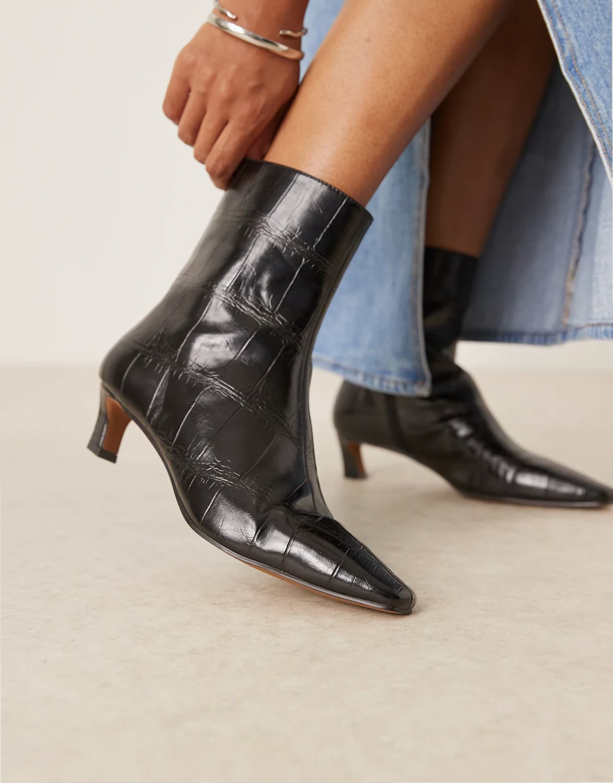 – Riley – Stiefeletten in Kroko-Schwarz mit mittelhohem Absatz