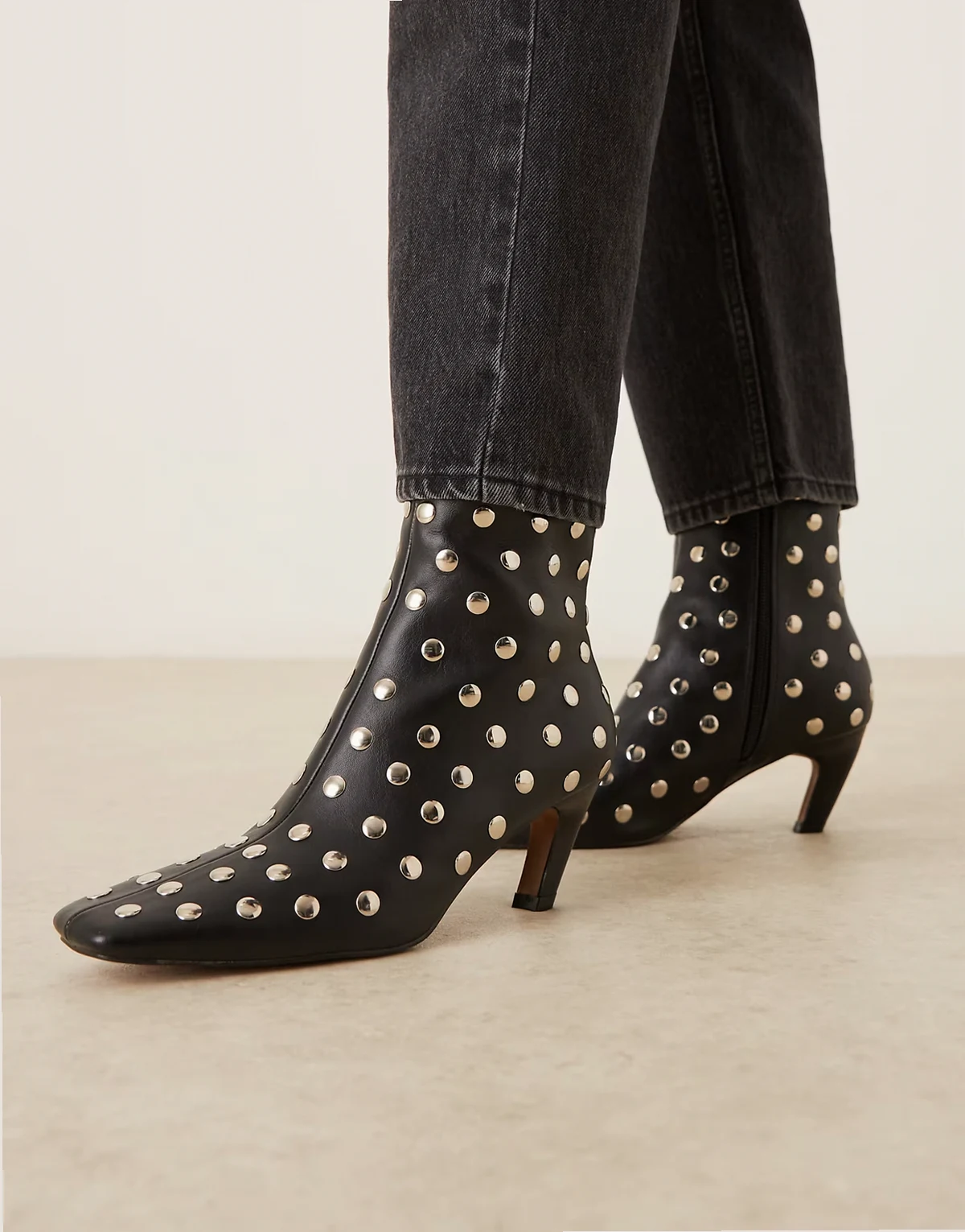 – Raye – Ankle Boots in Schwarz mit Nieten und eckiger Spitze