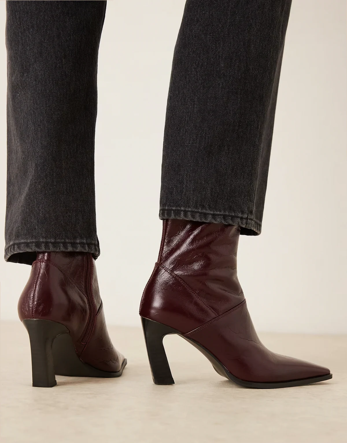 – Estella – Stiefeletten aus schwarzem Leder mit kantiger Zehenpartie