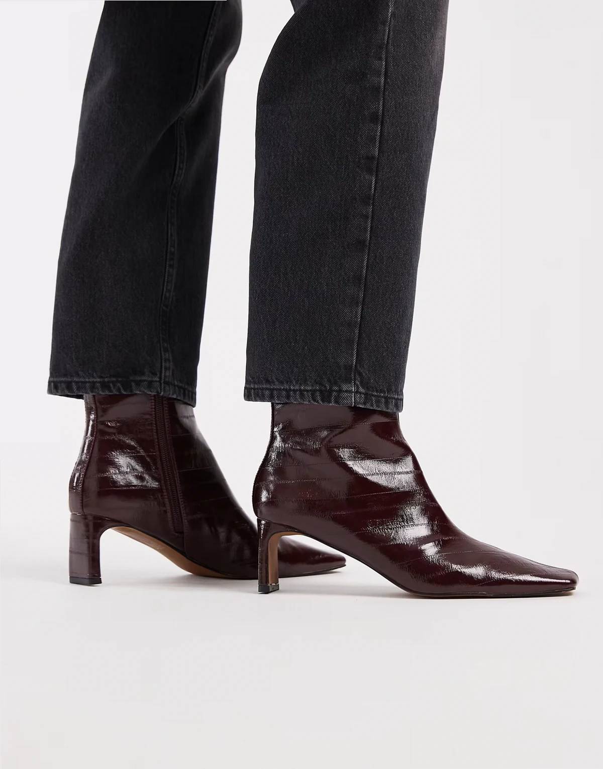– Eliza – Ankle Boots in der Farbe Burgundy Eel mit zurückgesetztem Absatz