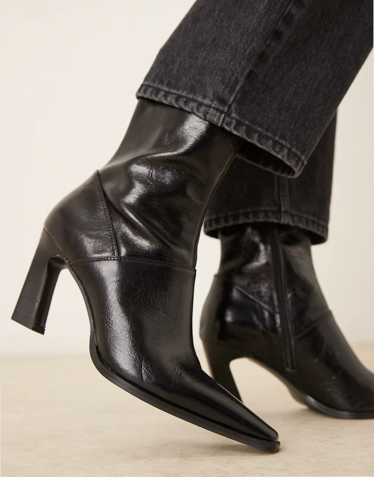 – Estella – Ankle-Boots aus schwarzem Leder mit kantiger Zehenpartie