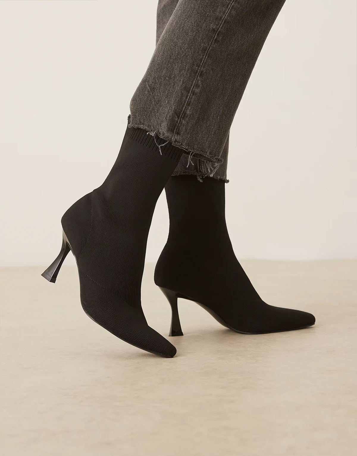 Wide Fit – Reagan – Eng anliegende Stiefel aus Strick in Schwarz mit kantiger Zehenpartie und weiter Passform