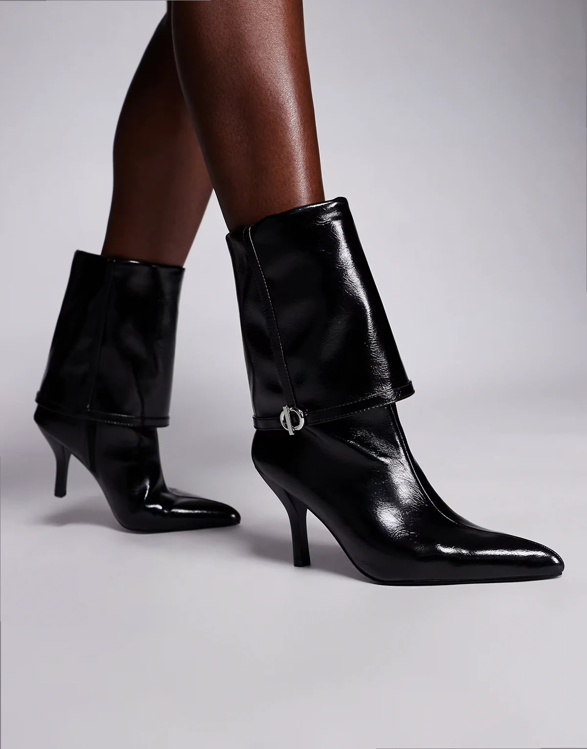 – Ella – Stiefeletten in Schwarz mit Umschlag, Absatz und Schnallenverzierung